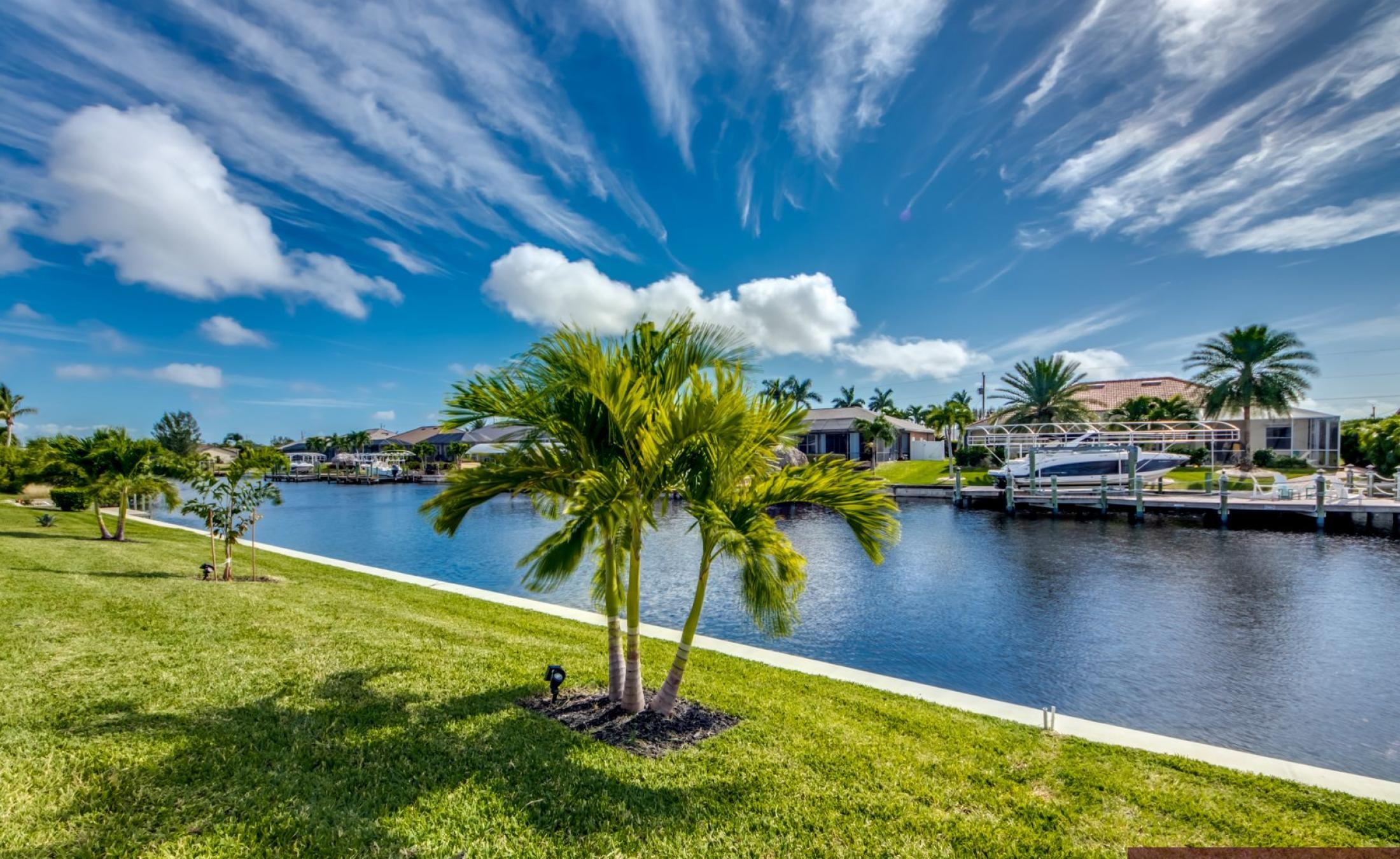 Moderne Waterfront-Villa mit beheiztem Pool und Jacuzzi am Kanal.