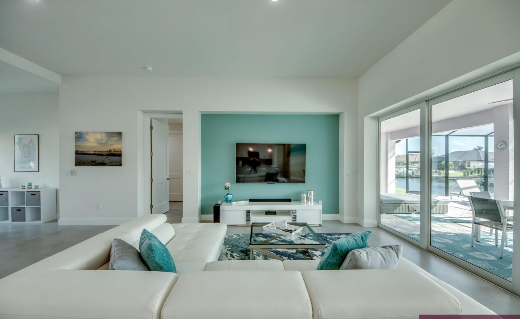 Lichtdurchfluteter Wohn- und Essbereich mit großen Glasschiebetüren zur Lanai.