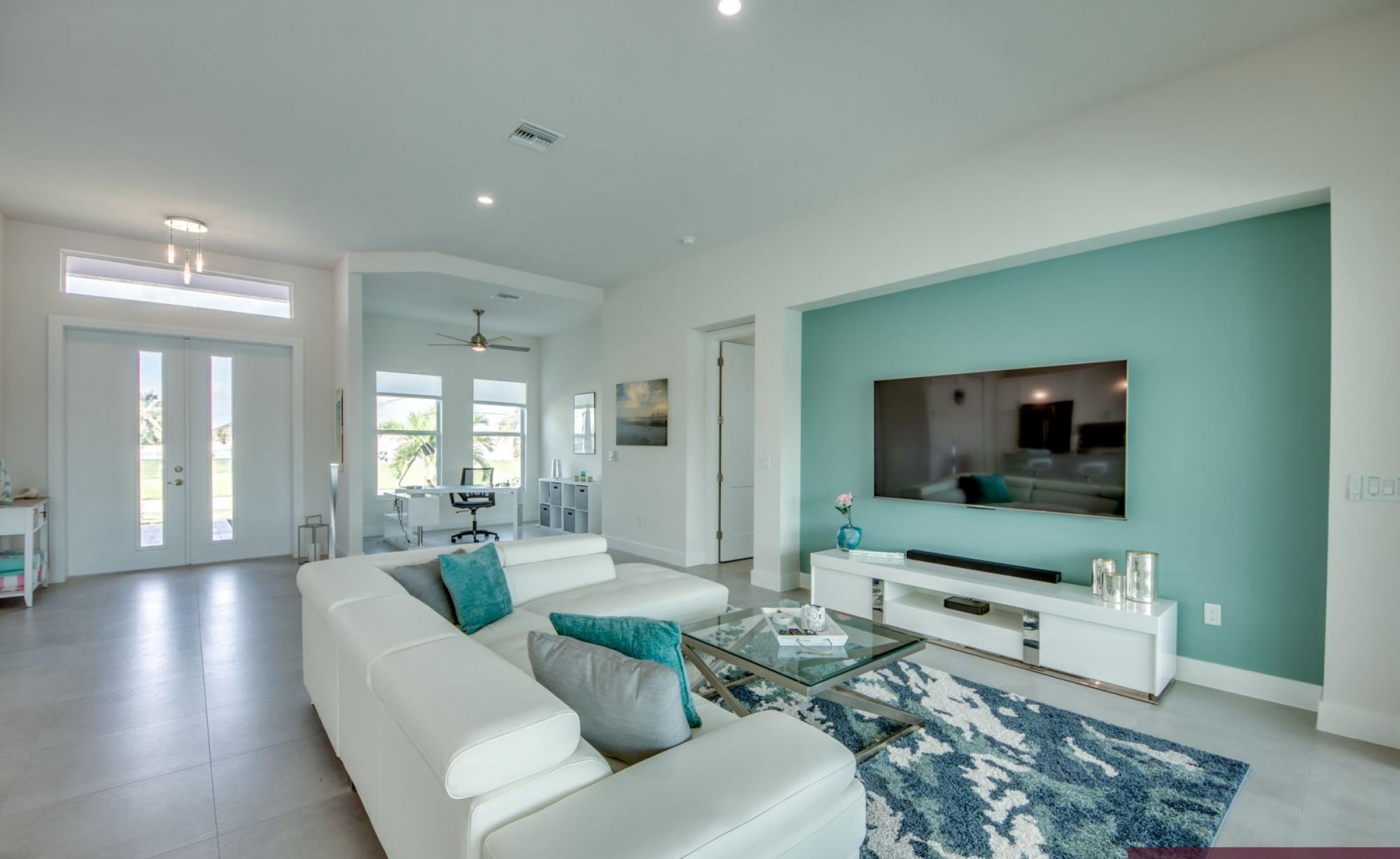 Moderner Pool- und Lanai-Bereich mit beheiztem Pool und Jacuzzi am Kanal.