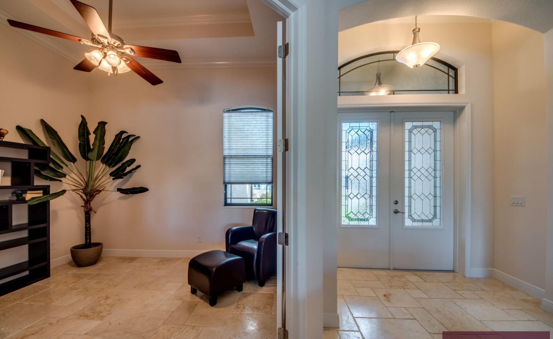 Beheizter Pool und Spa auf der Lanai mit Blick auf den Kanal und privatem Dock.