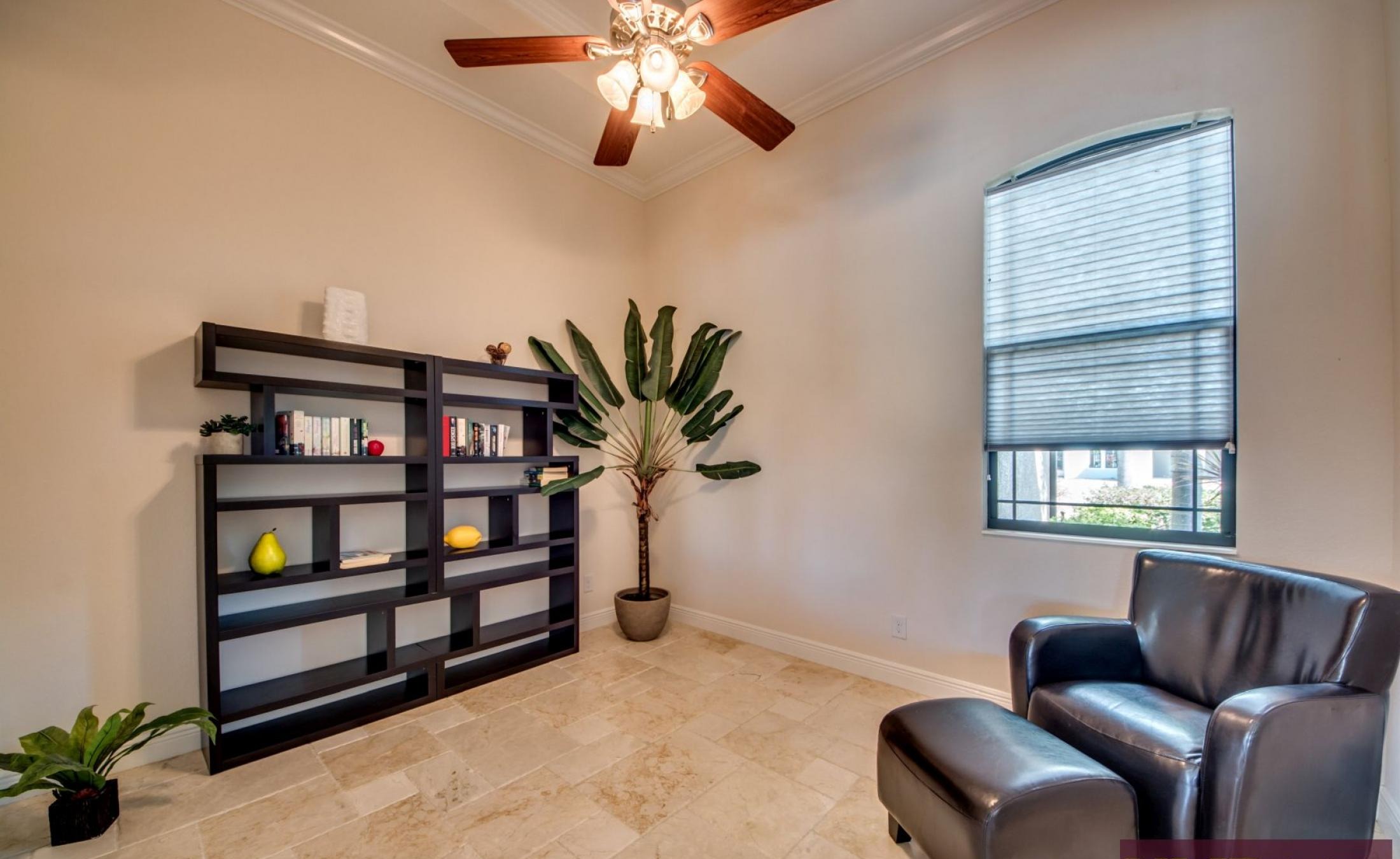 Beheizter Pool und Spa auf der Lanai mit Blick auf den Kanal und privatem Dock.