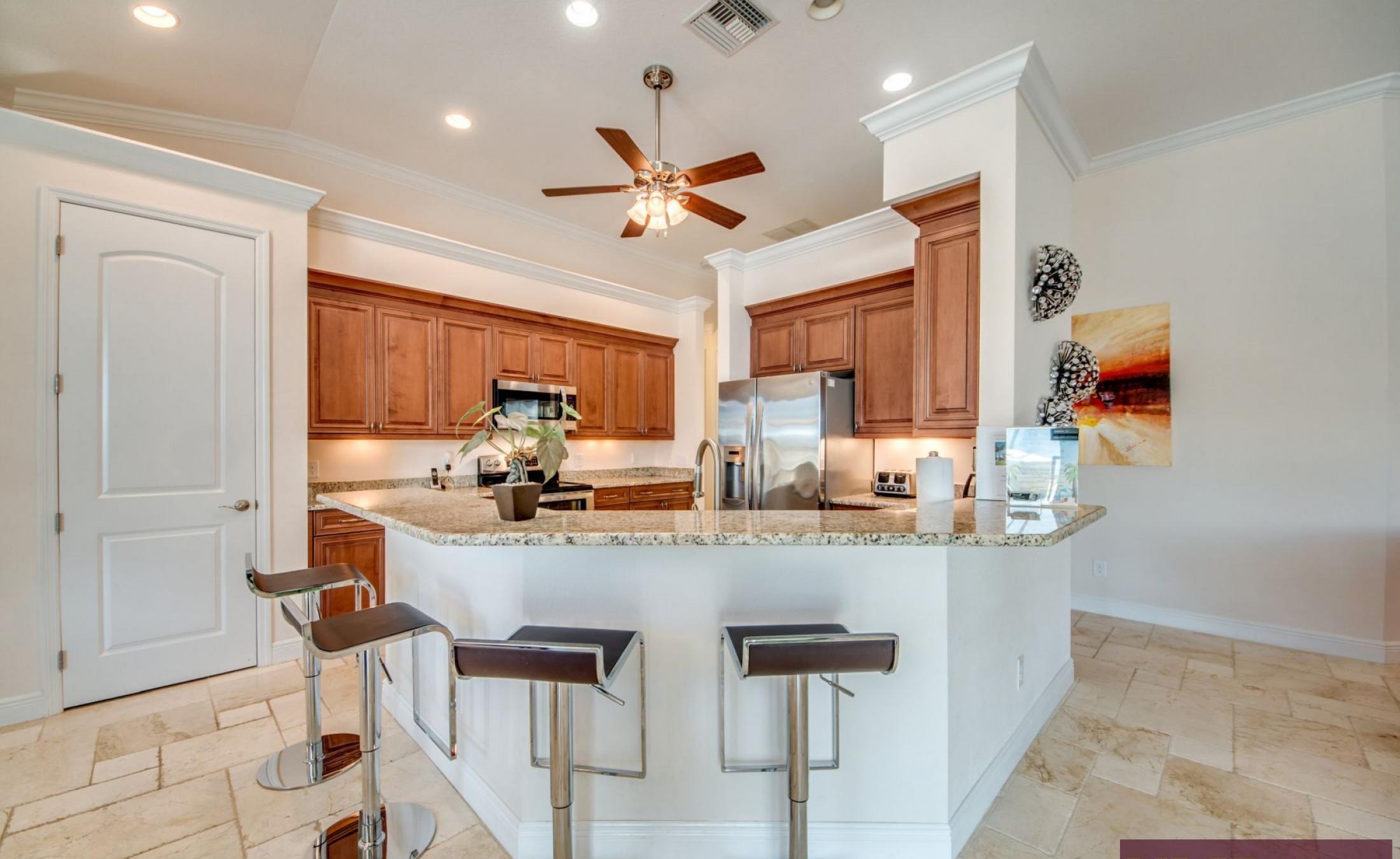 Westlich ausgerichtete Lanai mit Blick auf den Kanal, beheiztem Pool und Spa.