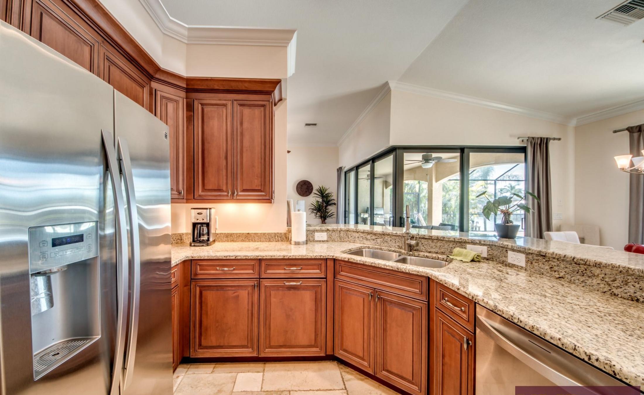 Westlich ausgerichtete Lanai mit beheiztem Pool und Spa am Kanal.