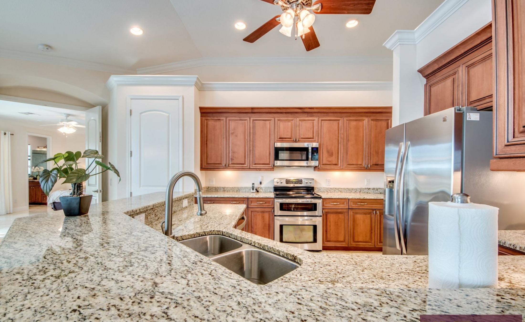 Beheizter Pool und Spa auf der Lanai mit Blick auf den Kanal und privatem Dock.