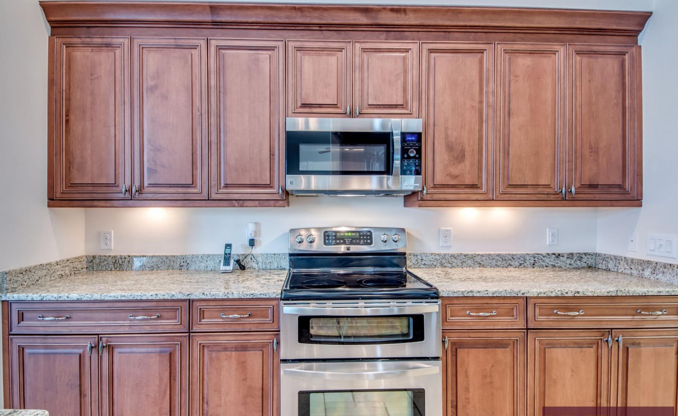 Beheizter Pool und Spa auf der Lanai mit Blick auf den Kanal und privatem Dock.