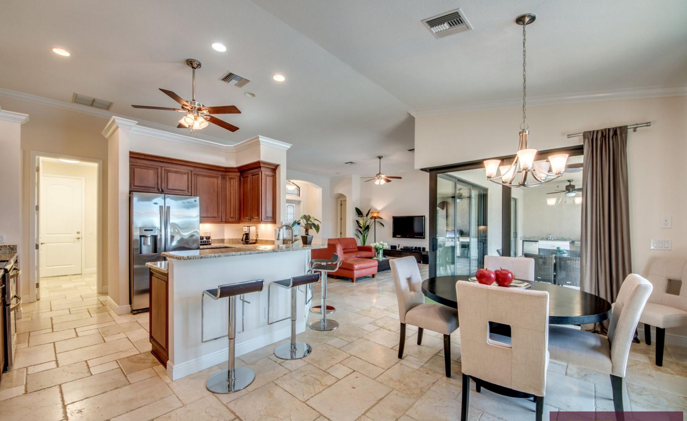 Beheizter Pool und Spa auf der Lanai mit Blick auf den Kanal und privatem Dock.