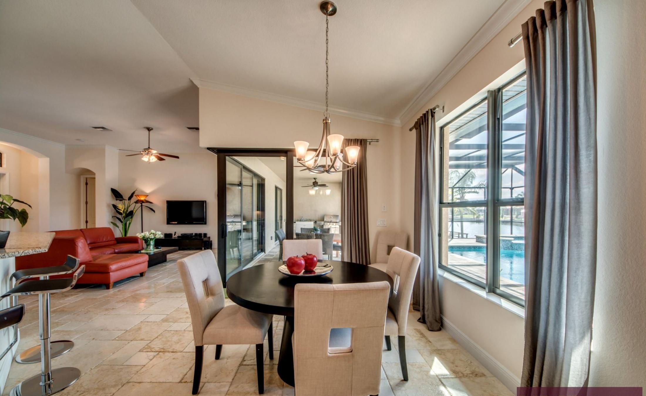 Beheizter Pool und Spa auf der Lanai mit Blick auf den Kanal und privatem Bootsdock.