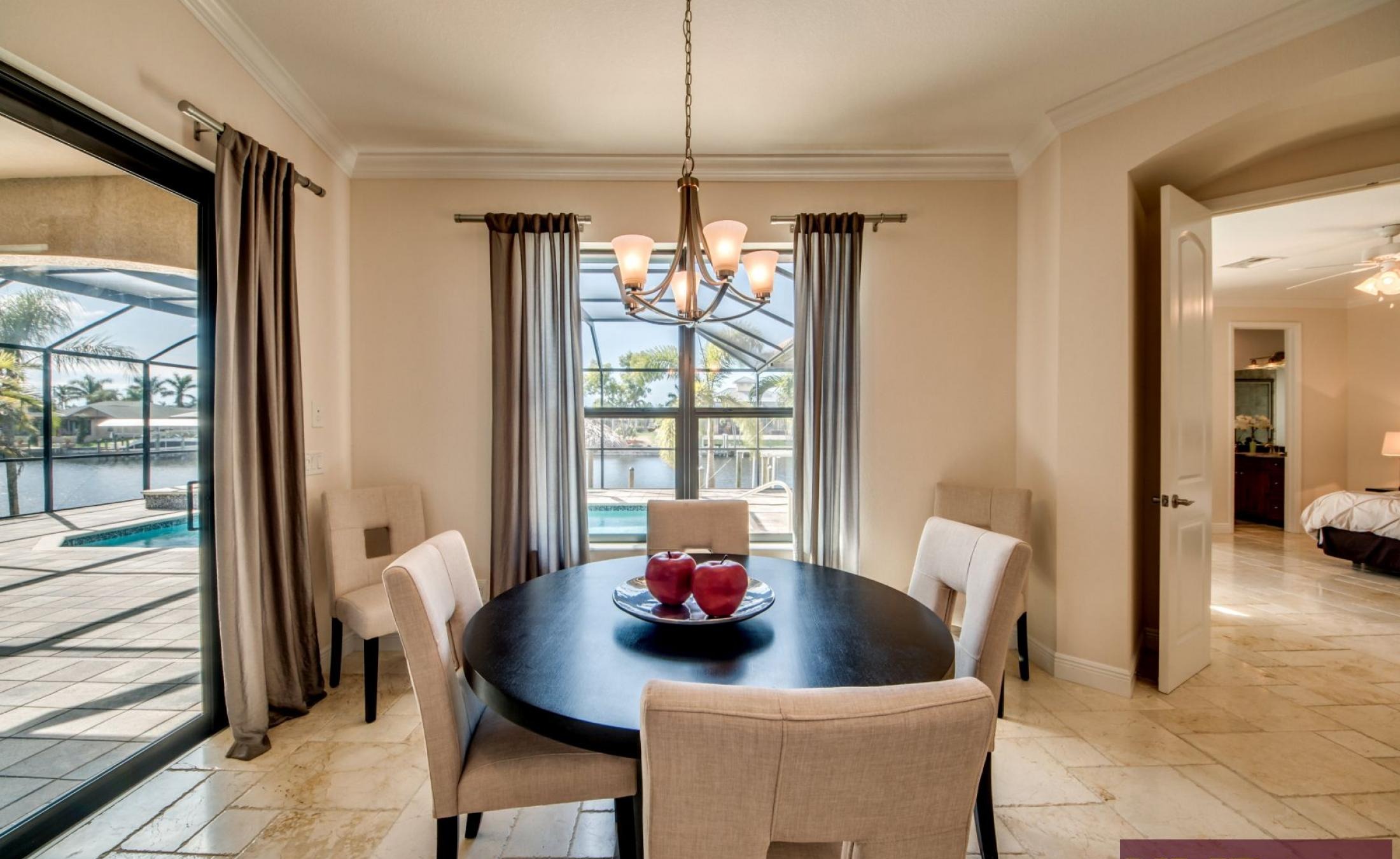 Beheizter Pool und Spa auf der Lanai mit Blick auf den Kanal und privatem Dock.