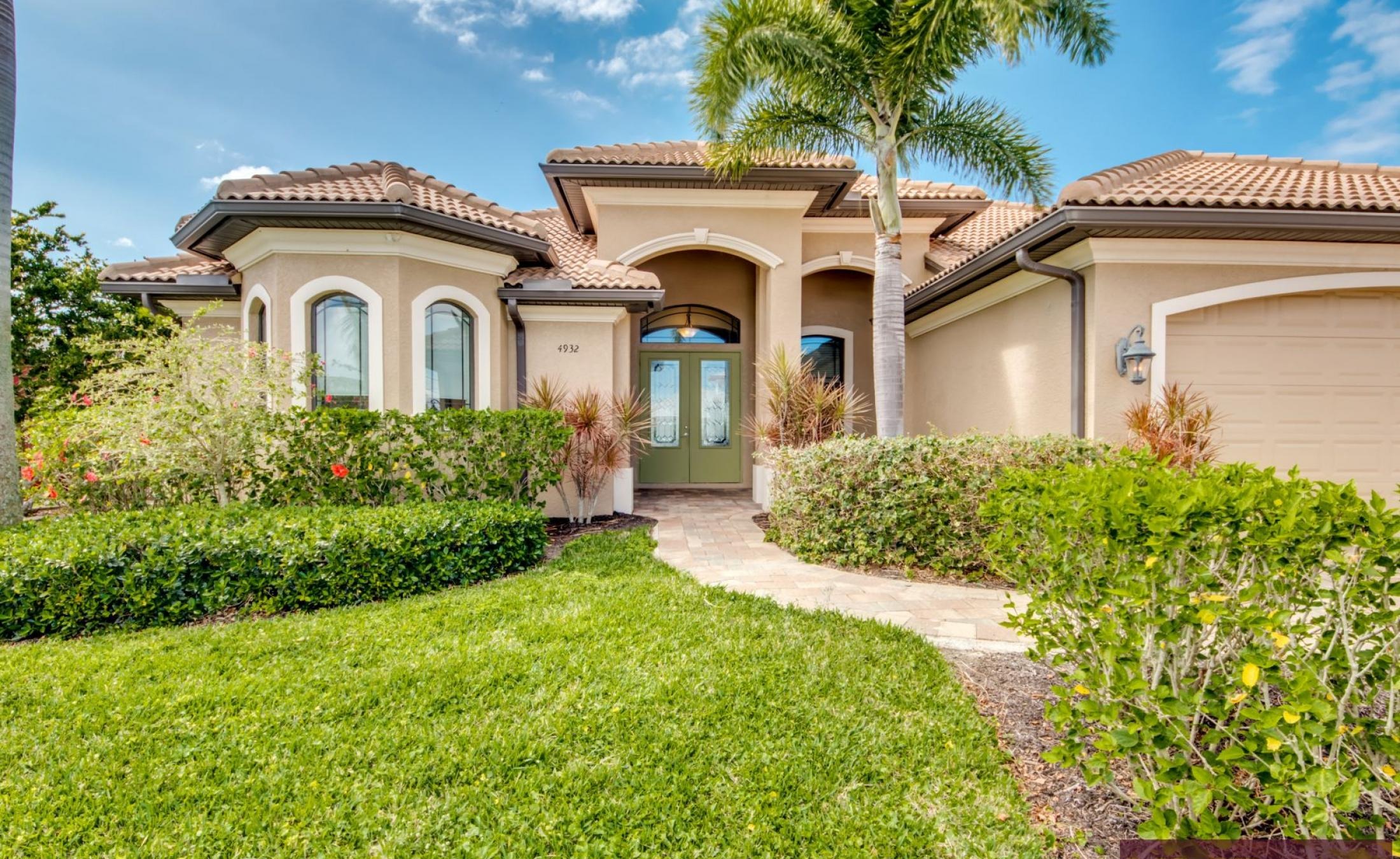 Beheizter Pool und Spa auf der Lanai mit Blick auf den Kanal und privatem Dock.