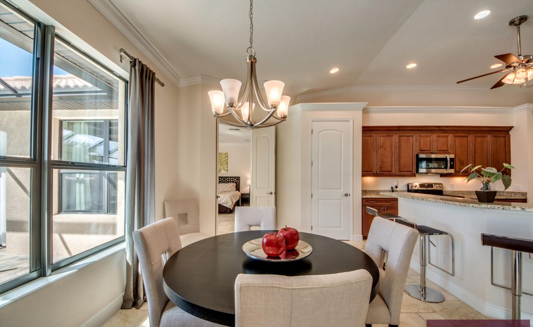 Beheizter Pool und Spa auf der Lanai mit Blick auf den Kanal und privatem Dock.