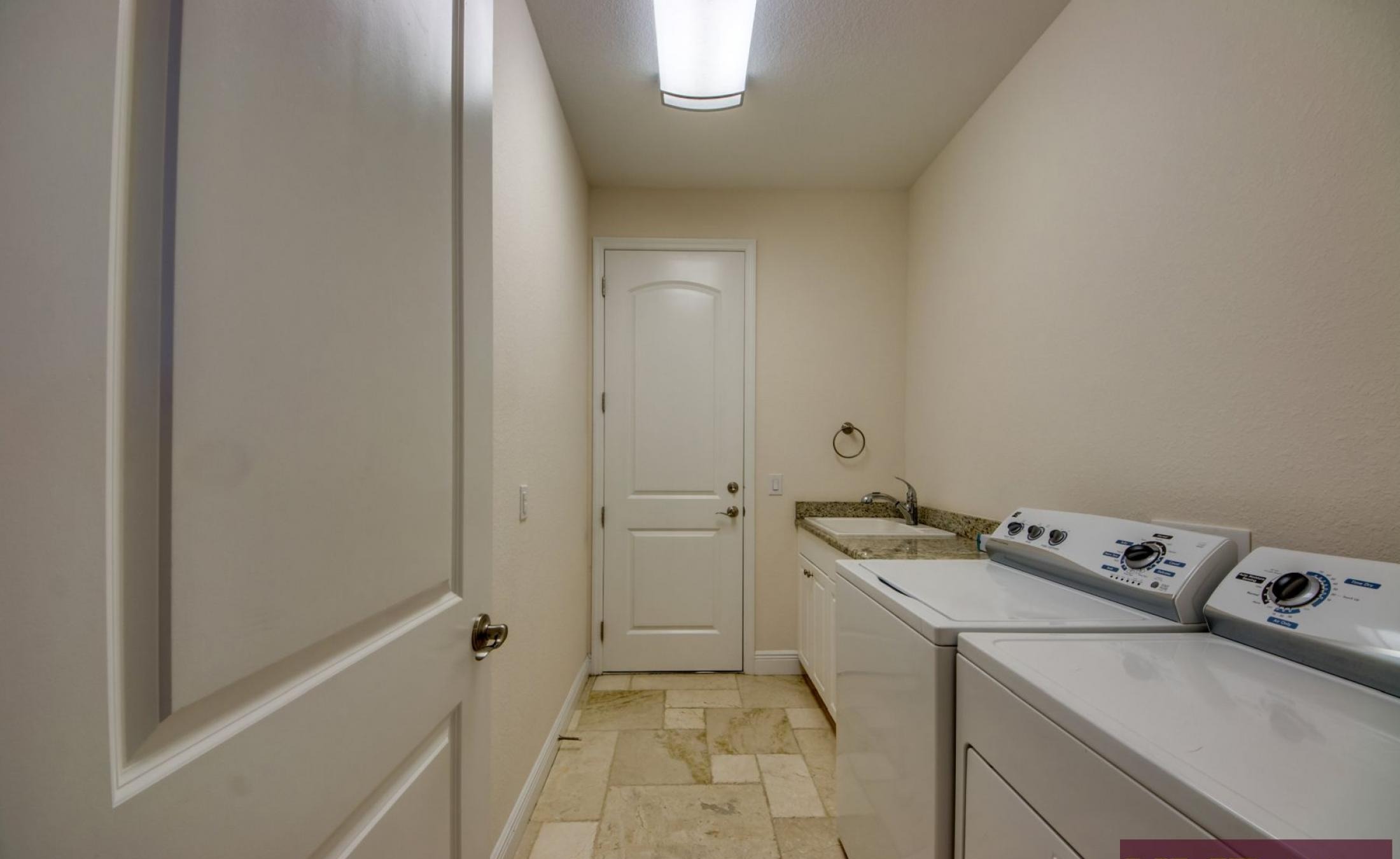 Beheizter Pool und Spa auf der Lanai mit Blick auf den Kanal und privatem Dock.