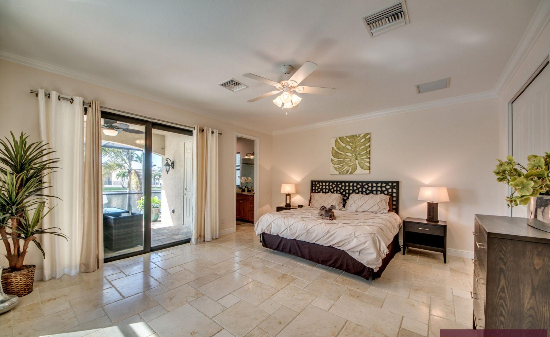 Beheizter Pool und Spa auf der Lanai mit Blick auf den Kanal und privatem Dock.