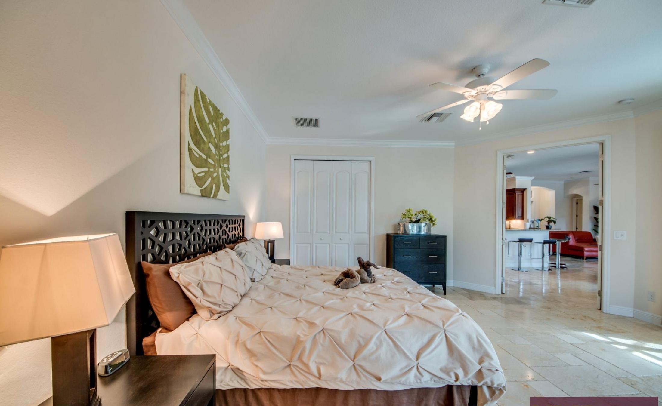 Beheizter Pool und Spa auf der Lanai mit Blick auf den Kanal und privatem Dock.