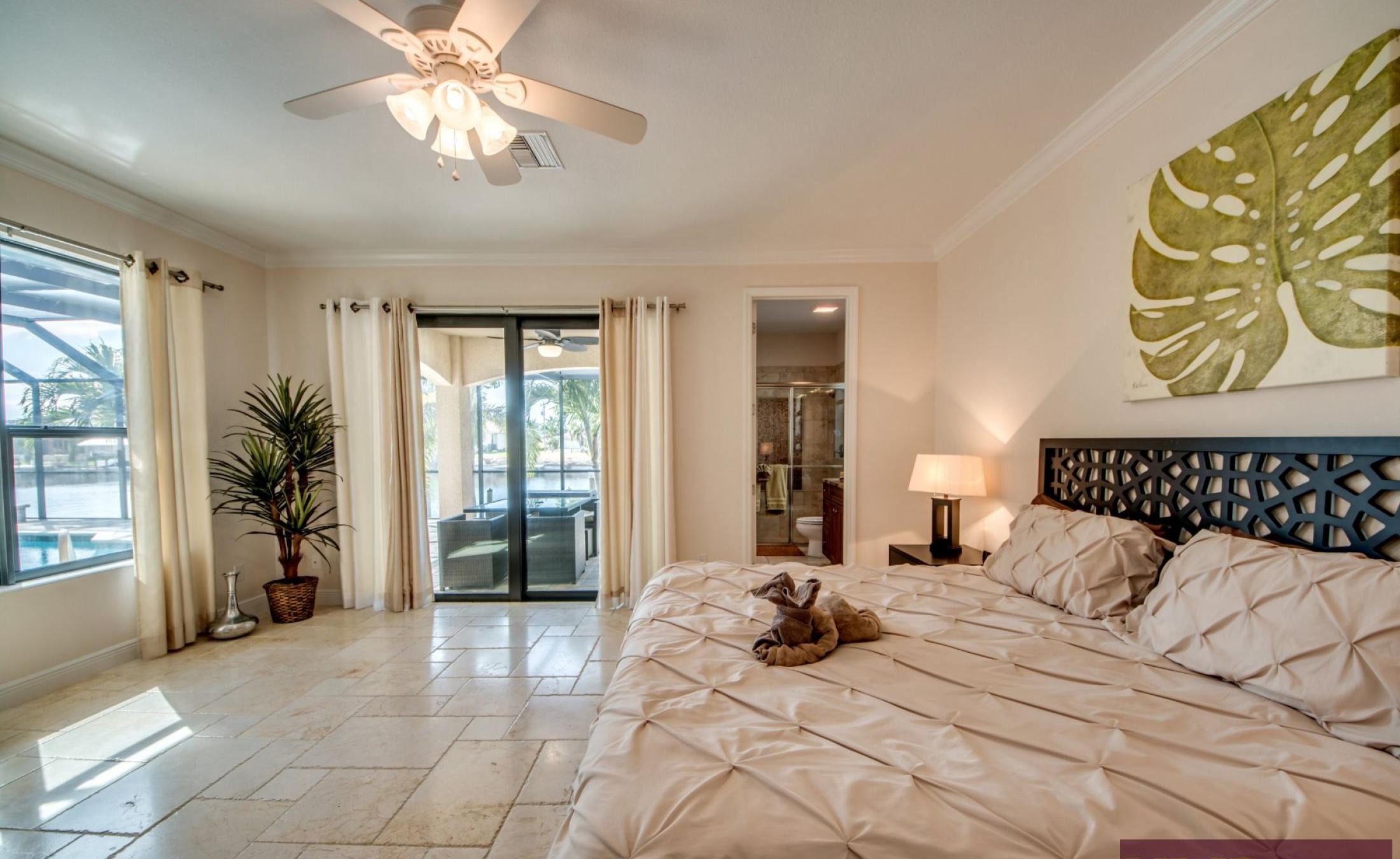 Westlich ausgerichtete Lanai mit beheiztem Pool und Spa am Kanal.