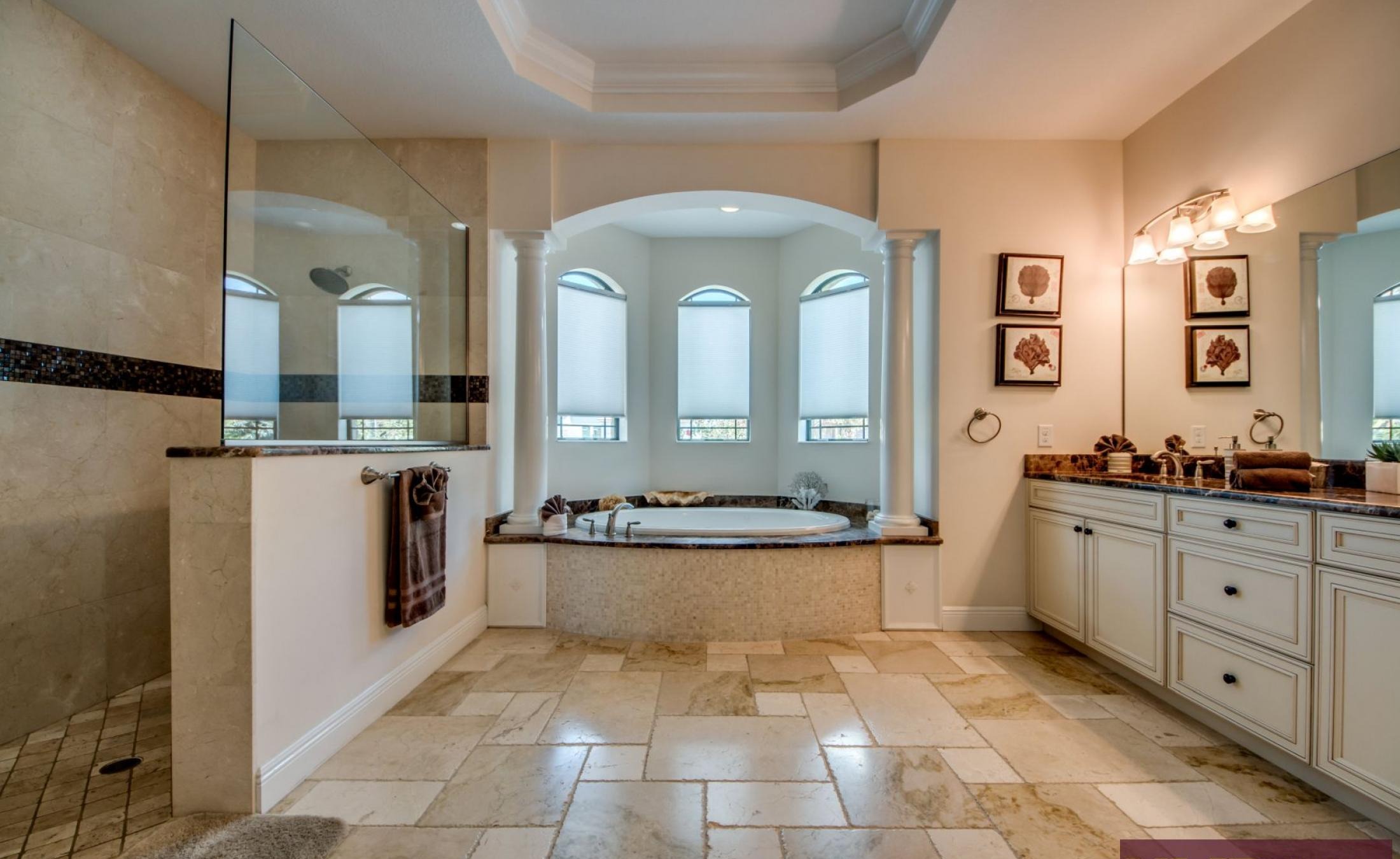 Beheizter Pool und Spa auf der Lanai mit Blick auf den Kanal und privatem Dock.