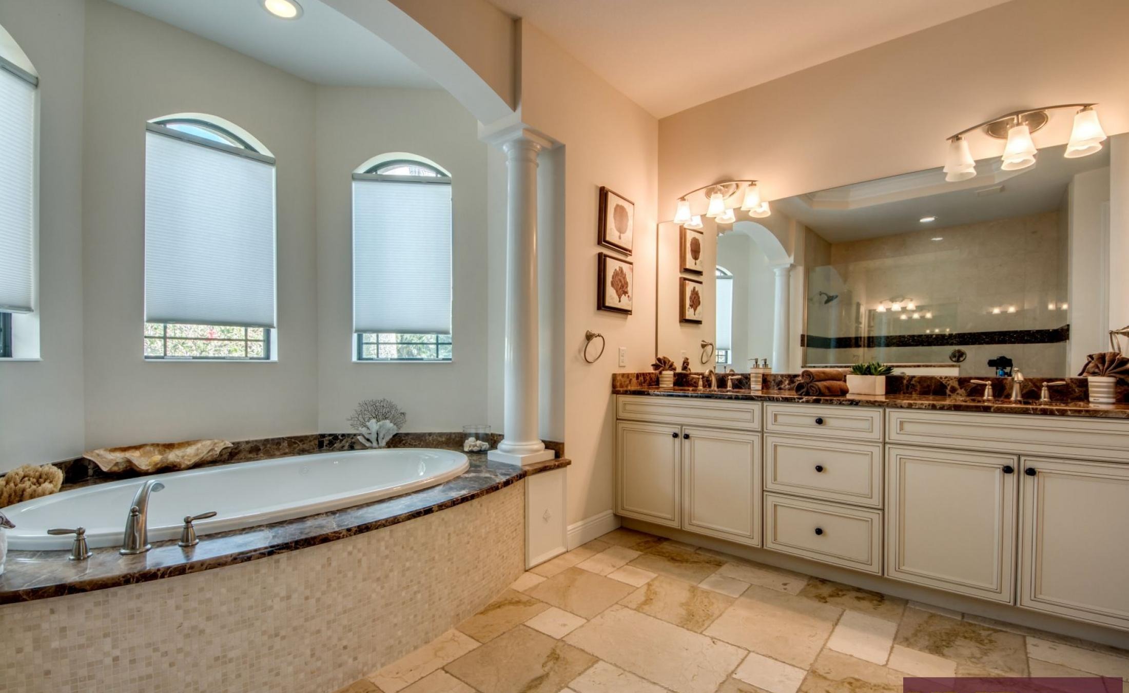 Beheizter Pool und Spa auf der Lanai mit Blick auf den Kanal und privatem Bootssteg.