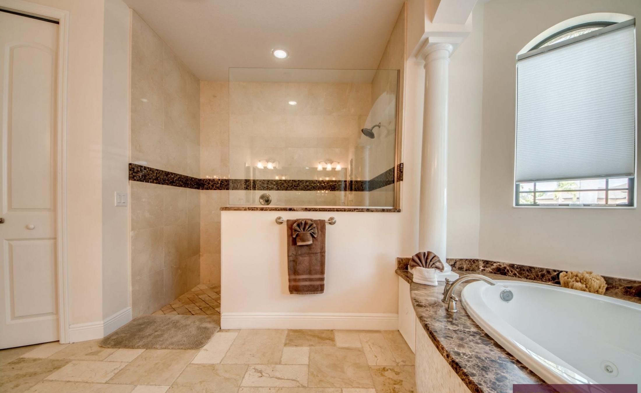 Beheizter Pool und Spa auf der Lanai mit Blick auf den Kanal und privatem Dock.