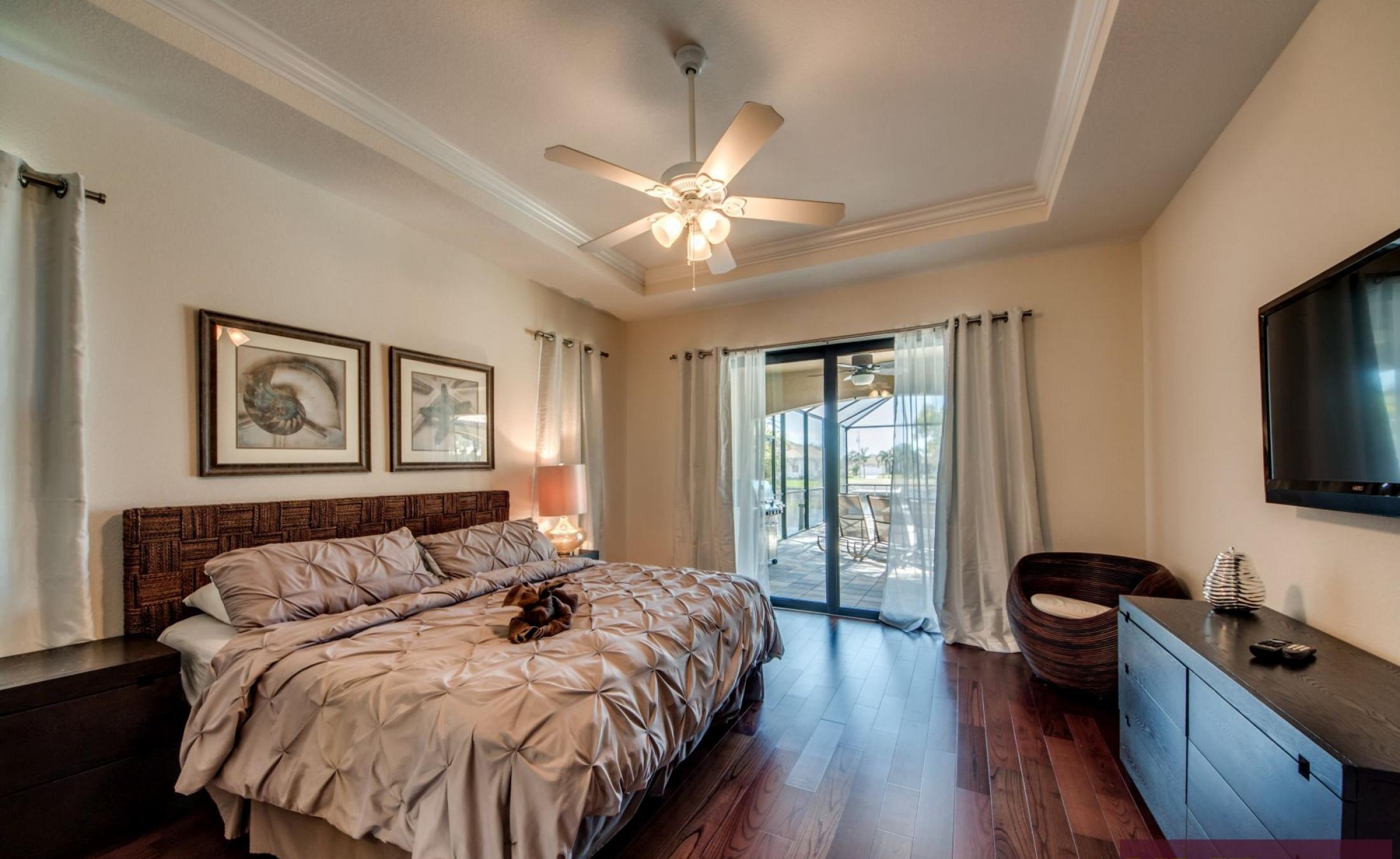 Beheizter Pool und Spa auf der Lanai mit Blick auf den Kanal und privatem Dock.