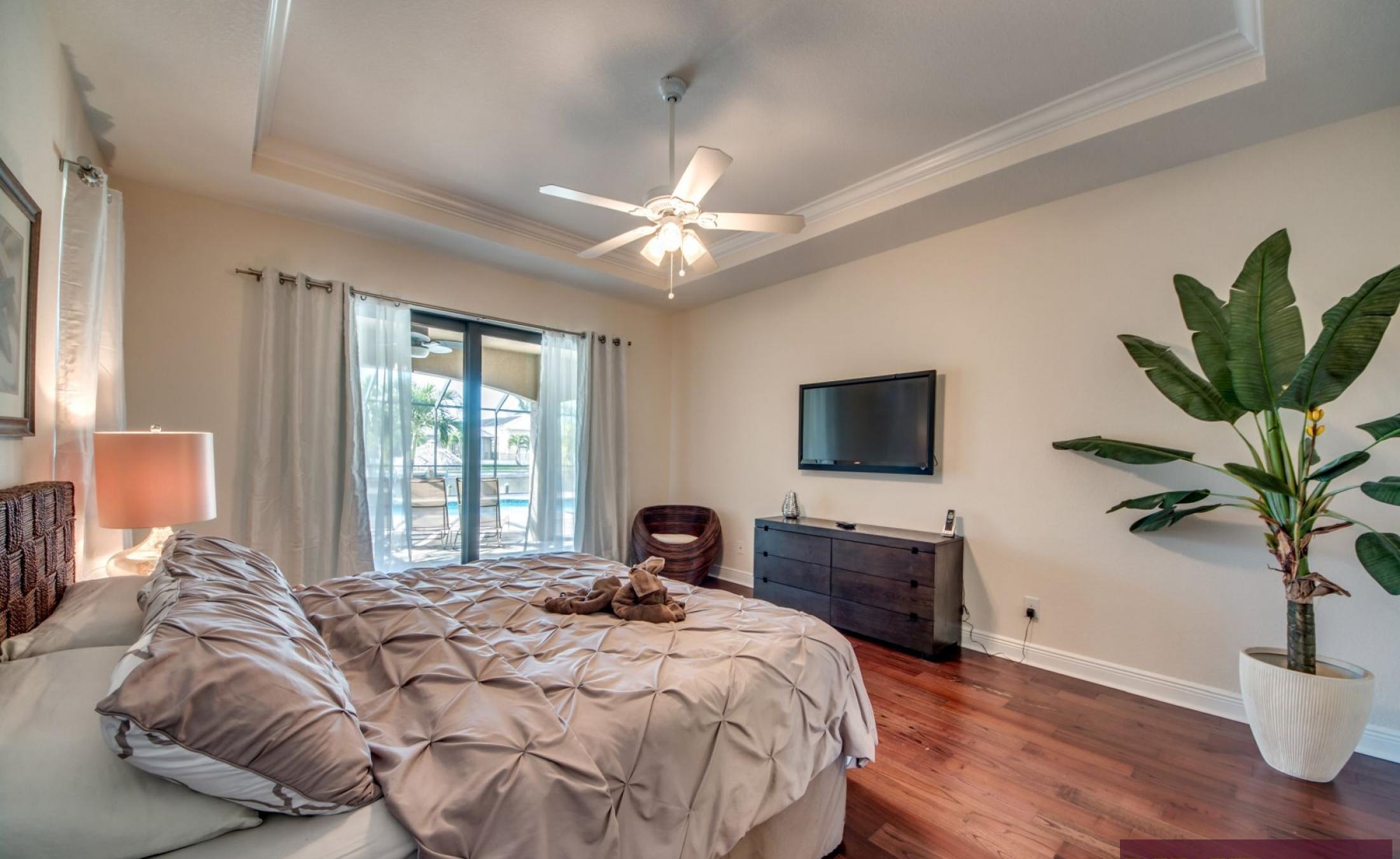 Beheizter Pool und Spa auf der Lanai mit Blick auf den Kanal.