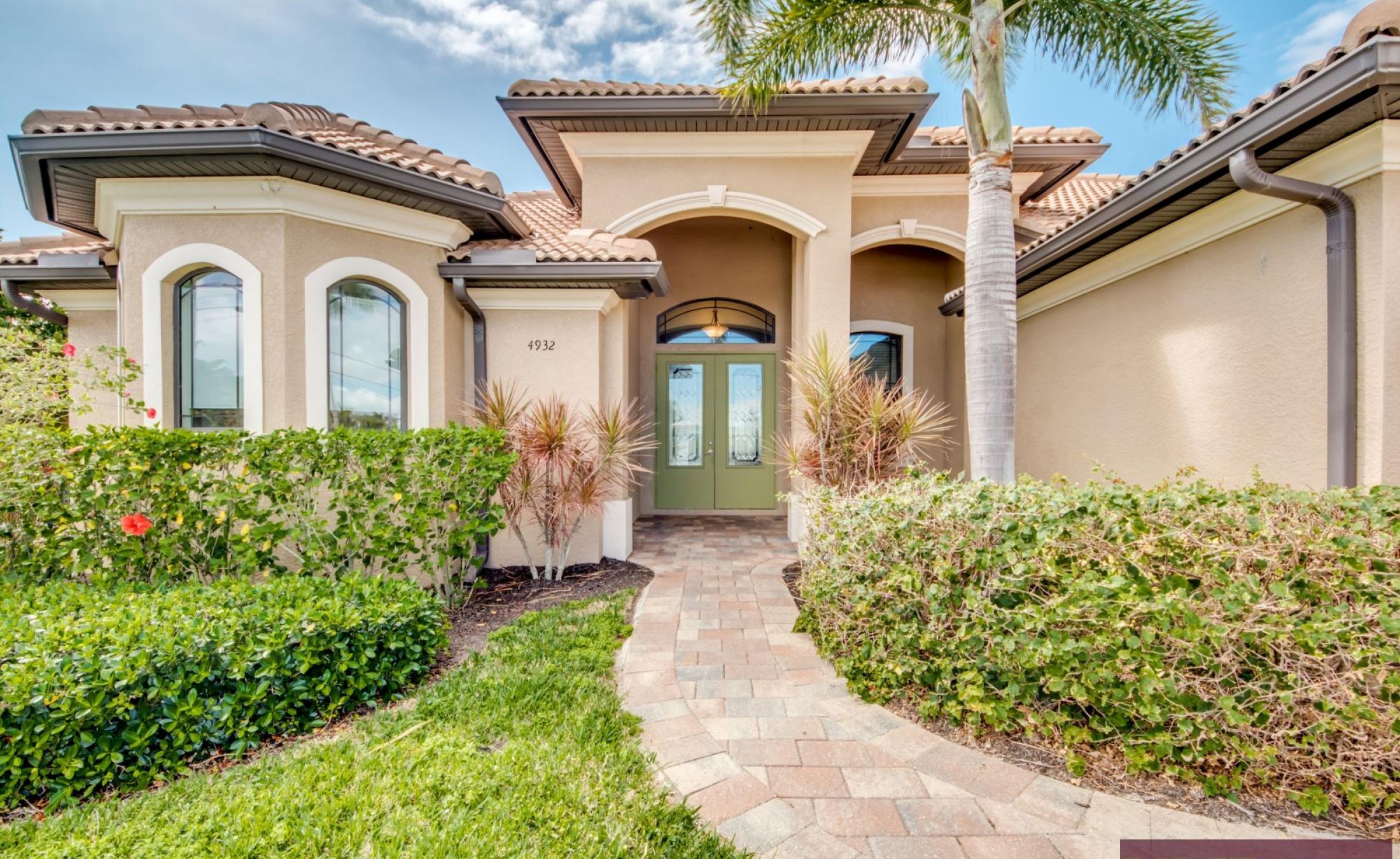 Beheizter Pool und Spa auf der Lanai mit Blick auf den Kanal und privatem Dock.