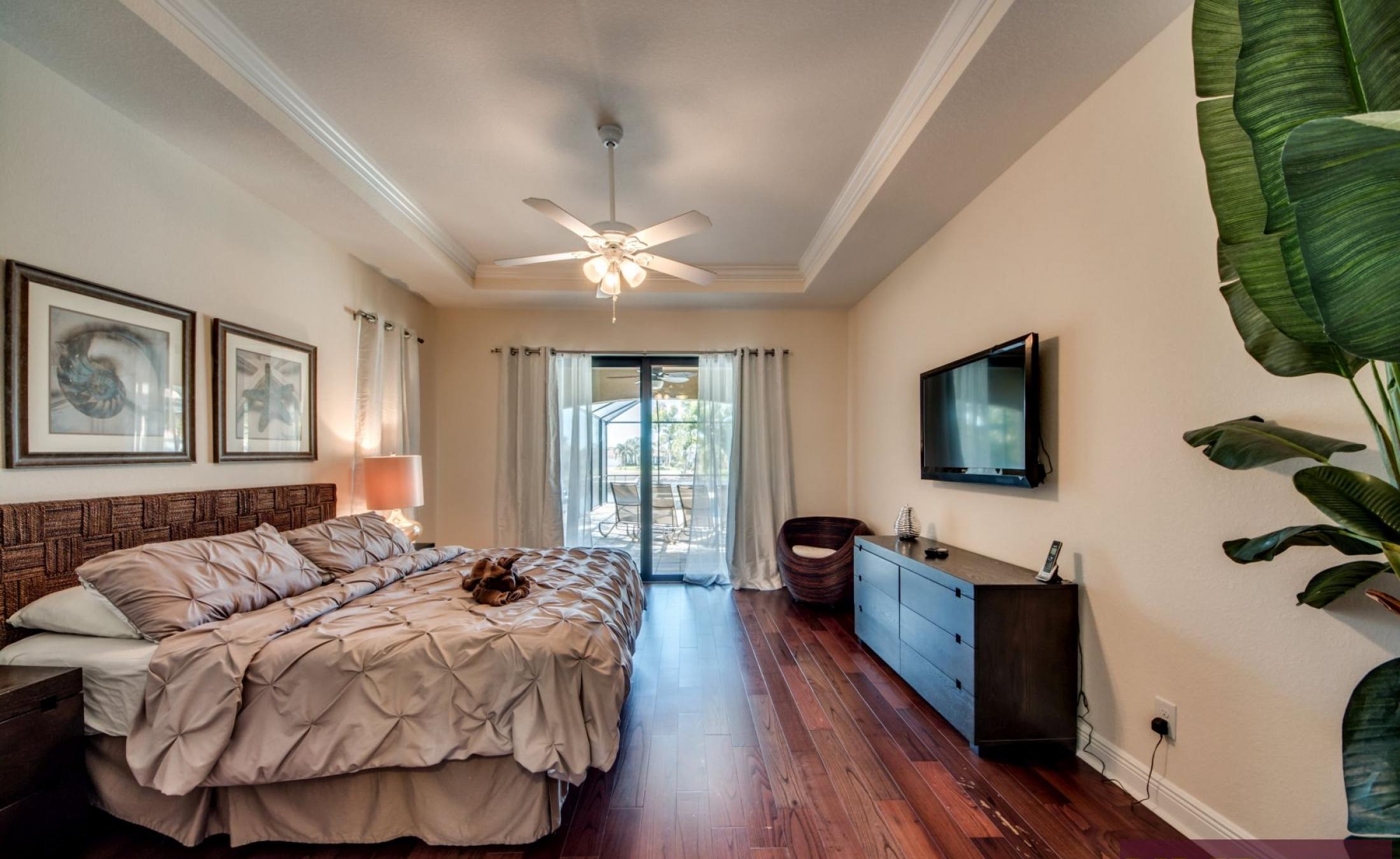 Beheizter Pool und Spa auf der Lanai mit Blick auf den Kanal und privatem Bootsdock.