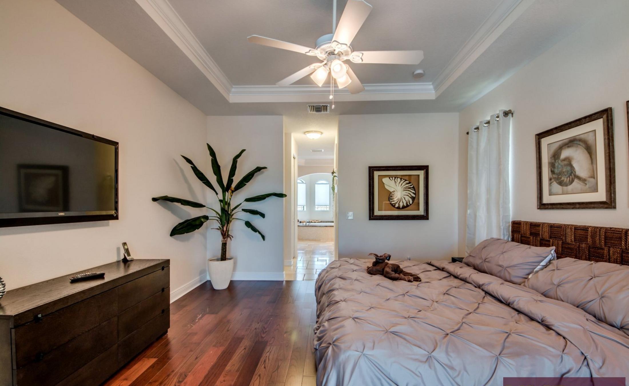 Beheizter Pool und Spa auf der Lanai mit Blick auf den Kanal.