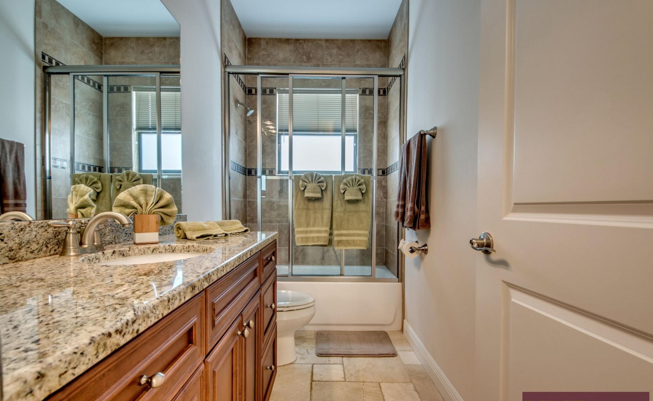 Beheizter Pool und Spa auf der Lanai mit Blick auf den Kanal und privatem Bootsdock.