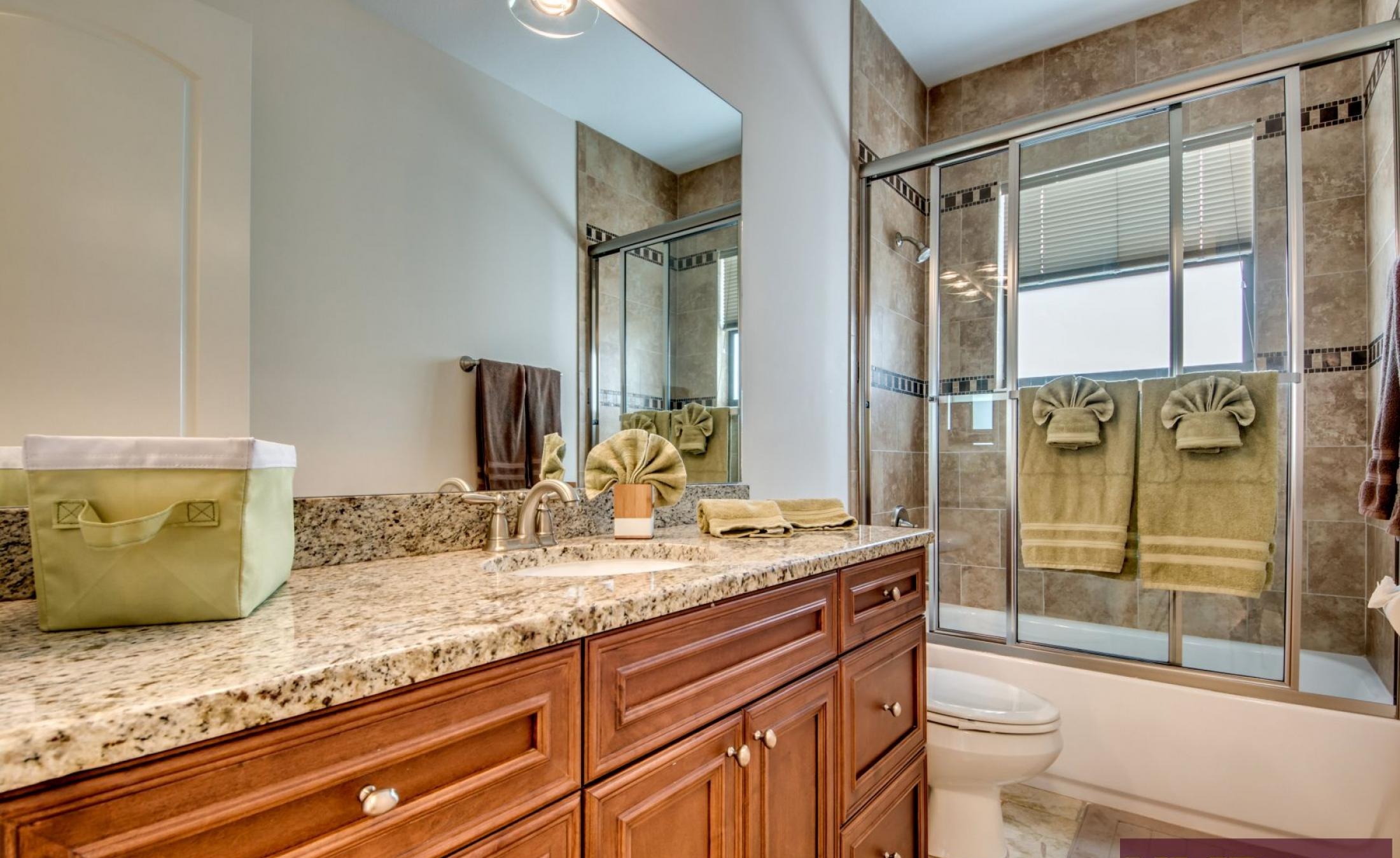 Beheizter Pool und Spa auf der Lanai mit Blick auf den Kanal und privatem Bootsdock.