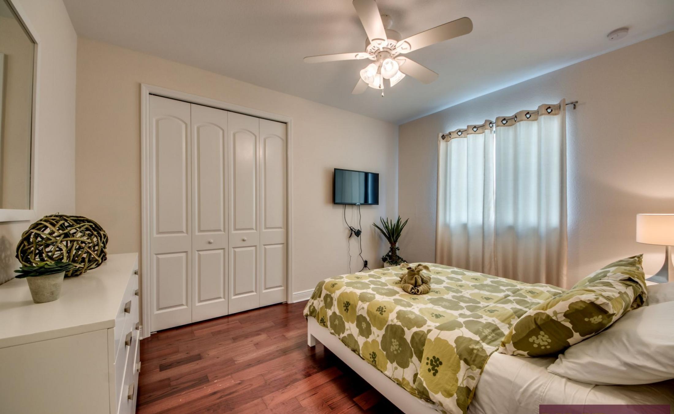 Beheizter Pool und Spa auf der Lanai mit Blick auf den Kanal und privatem Dock.