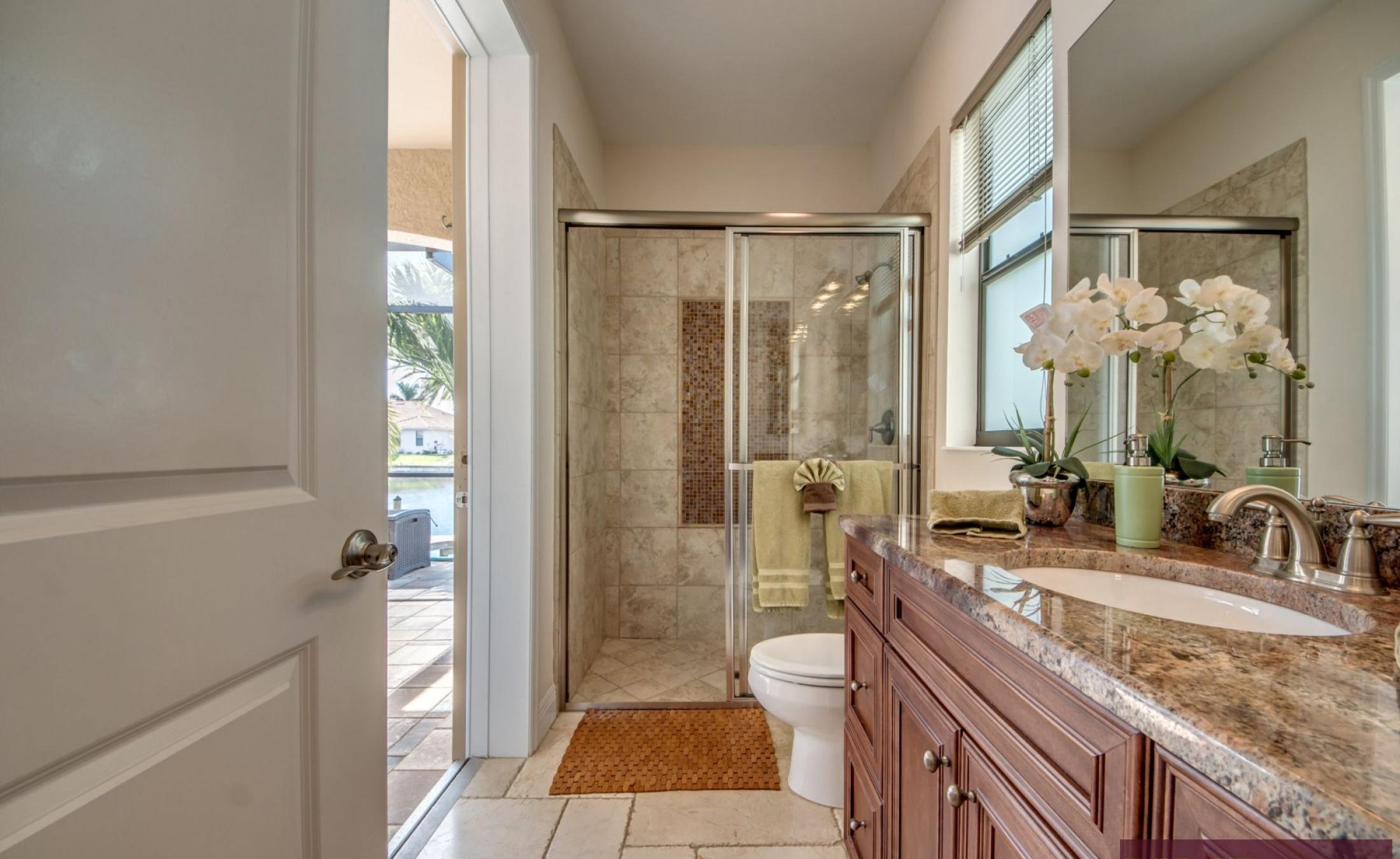 Westlich ausgerichtete Lanai mit Blick auf den Kanal bei Sonnenuntergang.