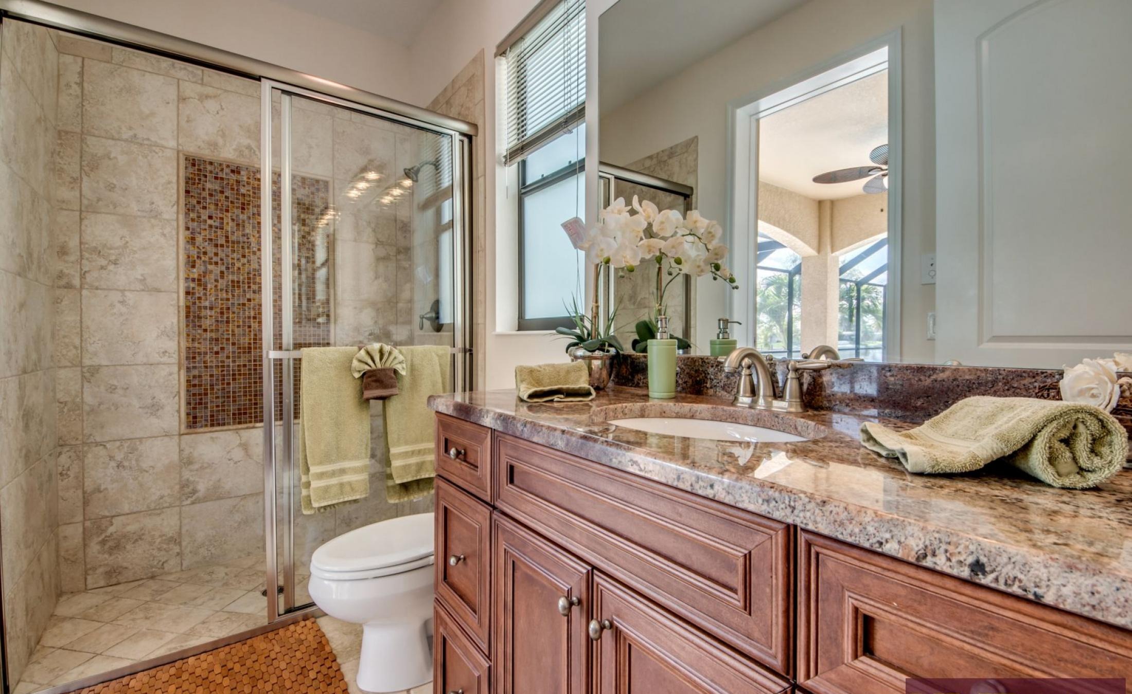 Beheizter Pool und Spa auf der Lanai mit Blick auf den Kanal.