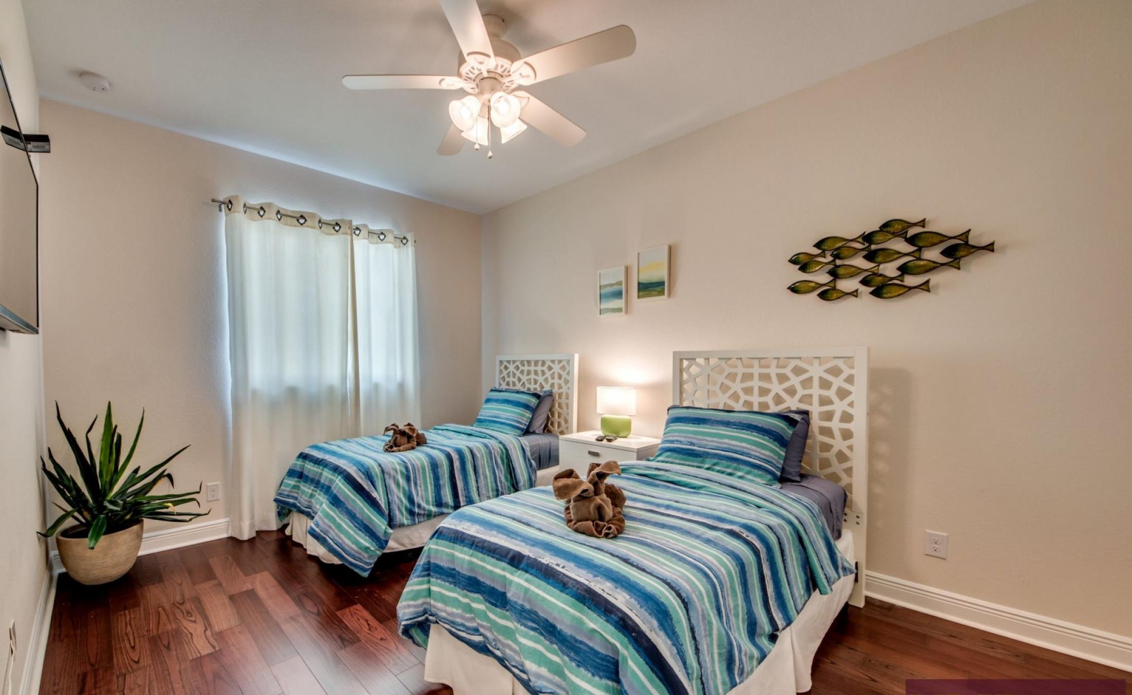 Beheizter Pool und Spa auf der Lanai mit Blick auf den Kanal und privatem Dock.