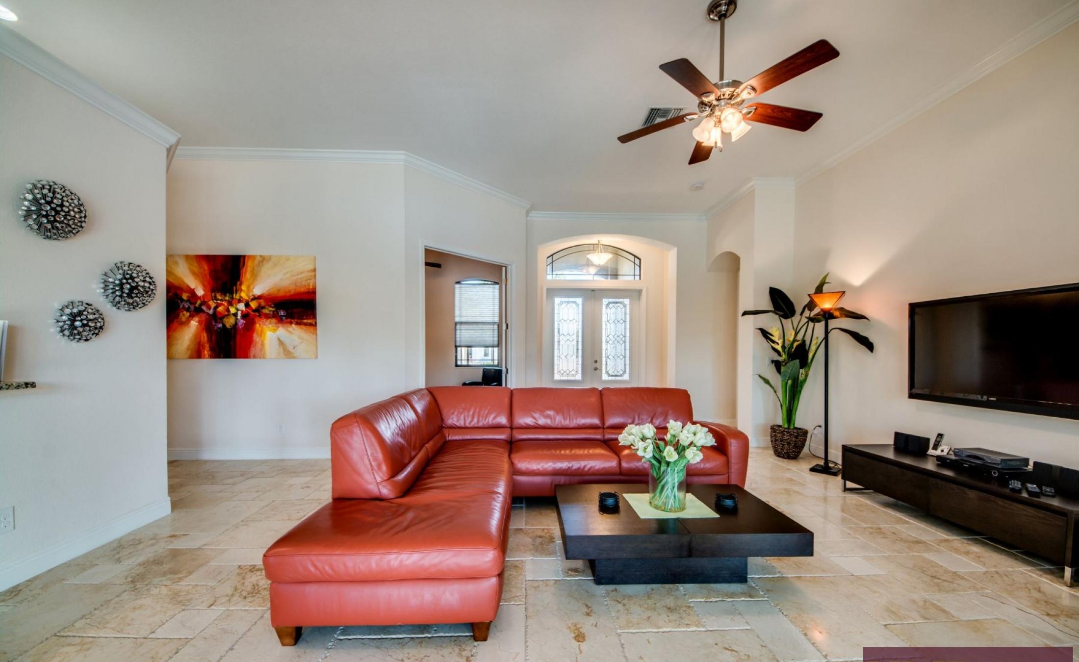 Westlich ausgerichtete Lanai mit beheiztem Pool und Spa am Kanal.