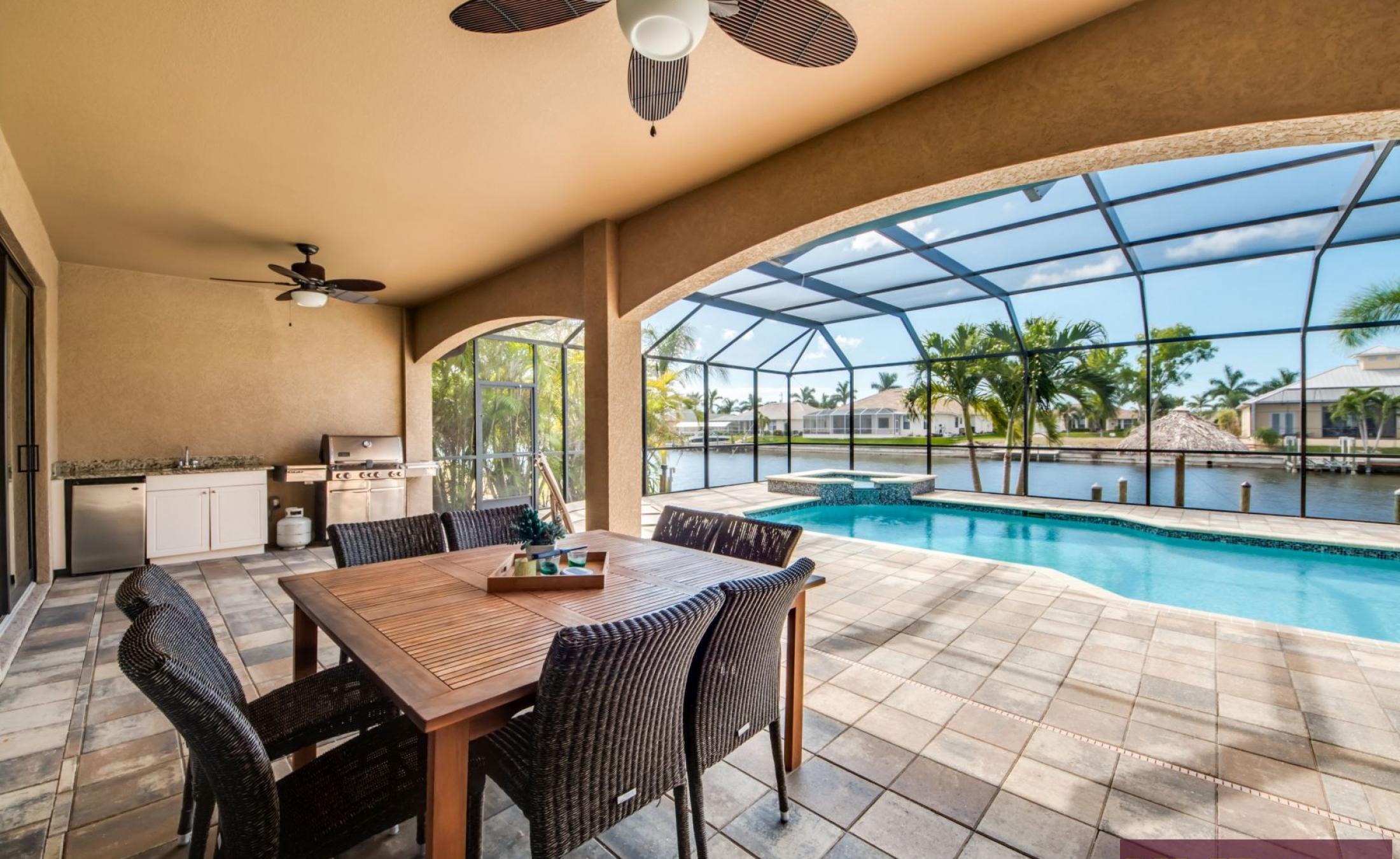 Beheizter Pool und Spa auf der Lanai mit Blick auf den Kanal und privatem Dock.