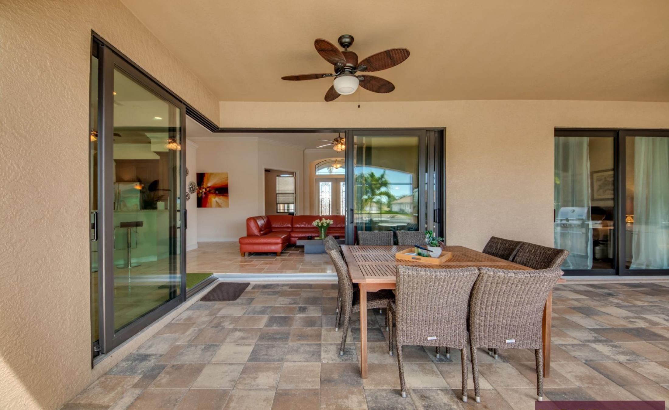 Beheizter Pool und Spa auf der Lanai mit Blick auf den Kanal und privatem Dock.