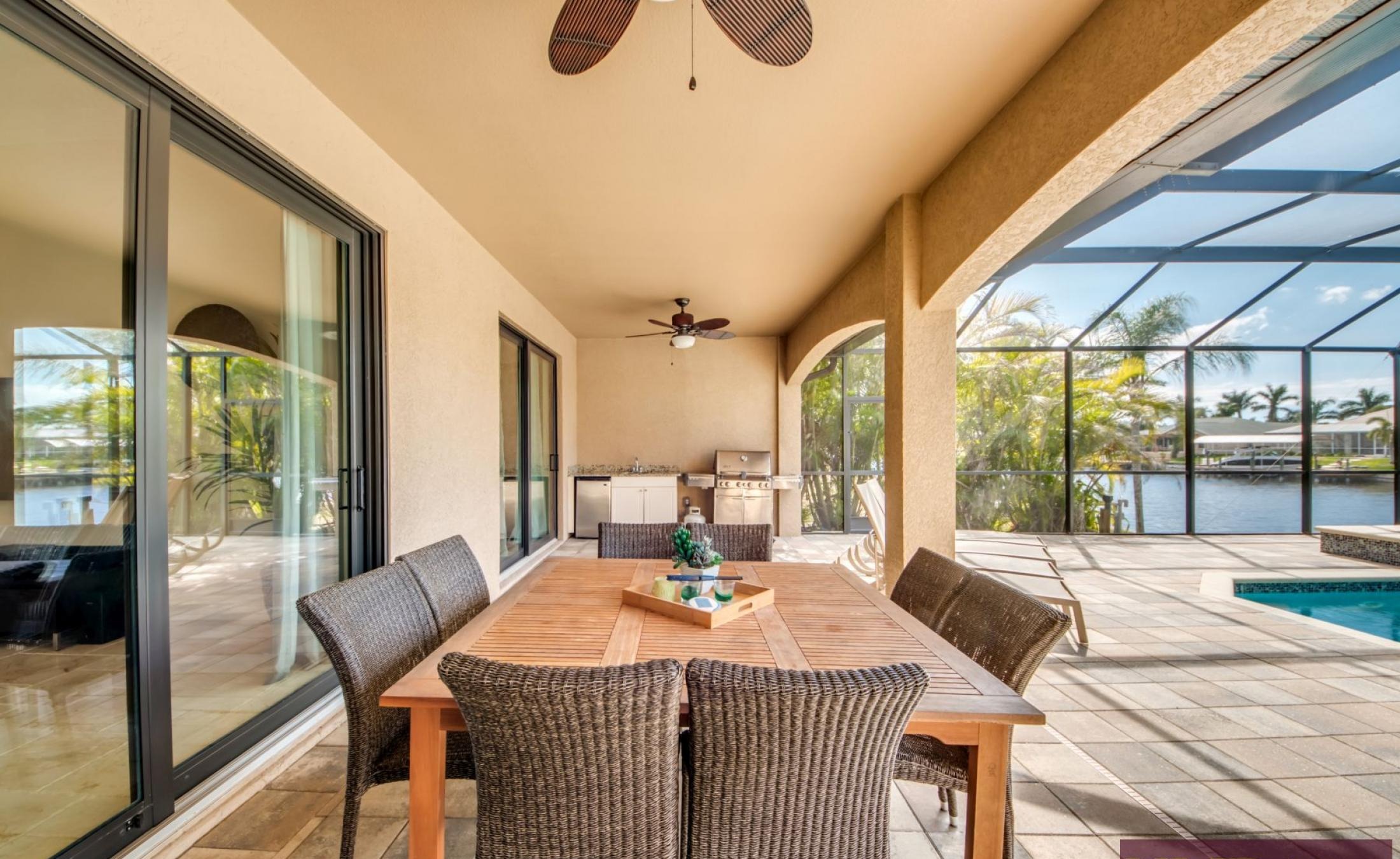 Beheizter Pool und Spa auf der Lanai mit Blick auf den Kanal und privatem Dock.
