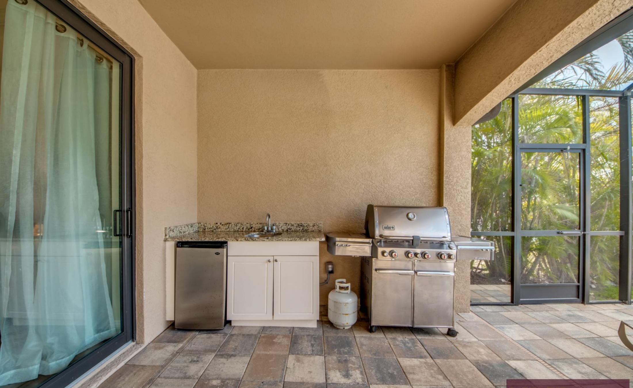 Beheizter Pool und Spa auf der Lanai mit Blick auf den Kanal.