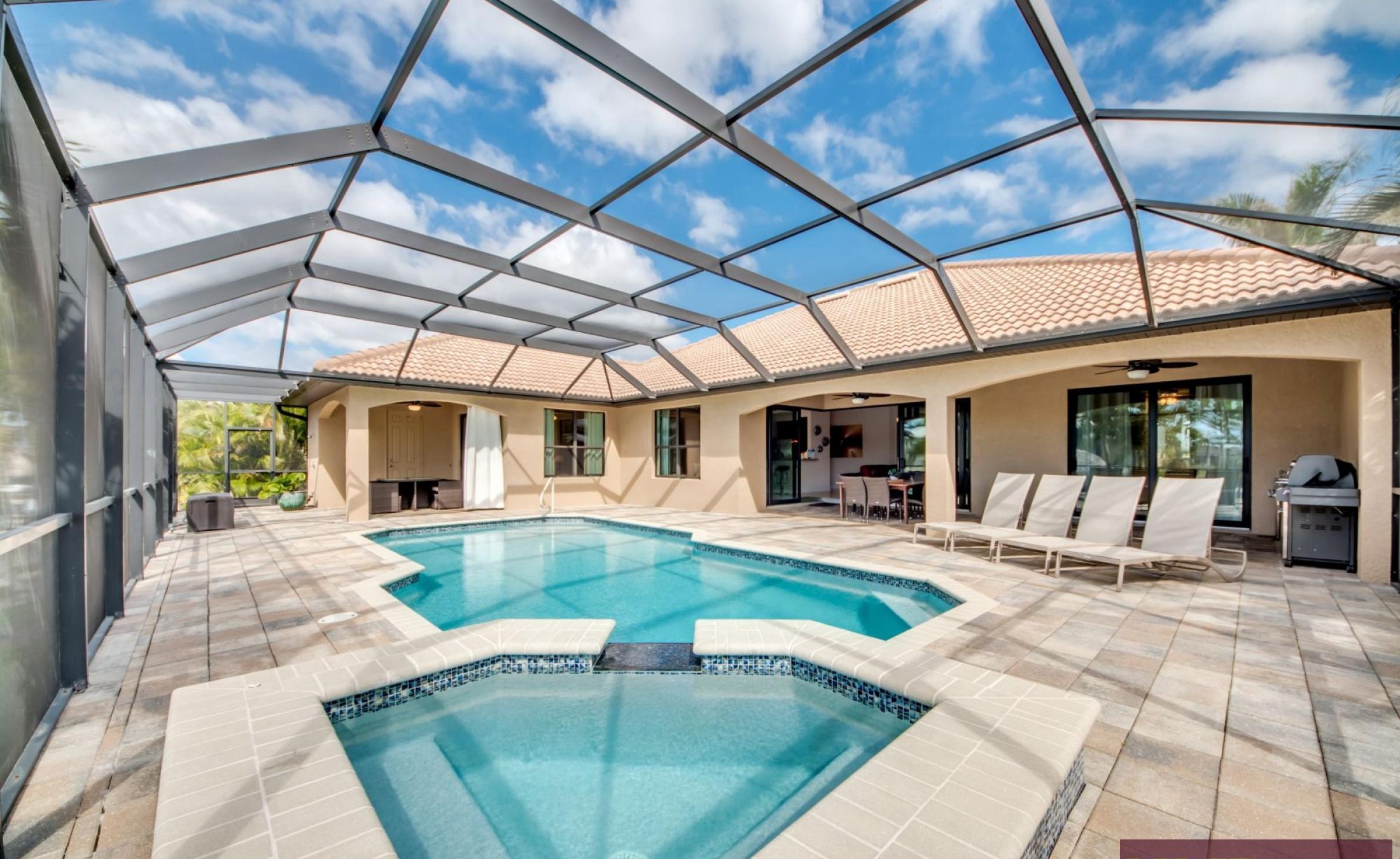 Beheizter Pool und Spa auf der Lanai mit Blick auf den Kanal und privatem Bootssteg.