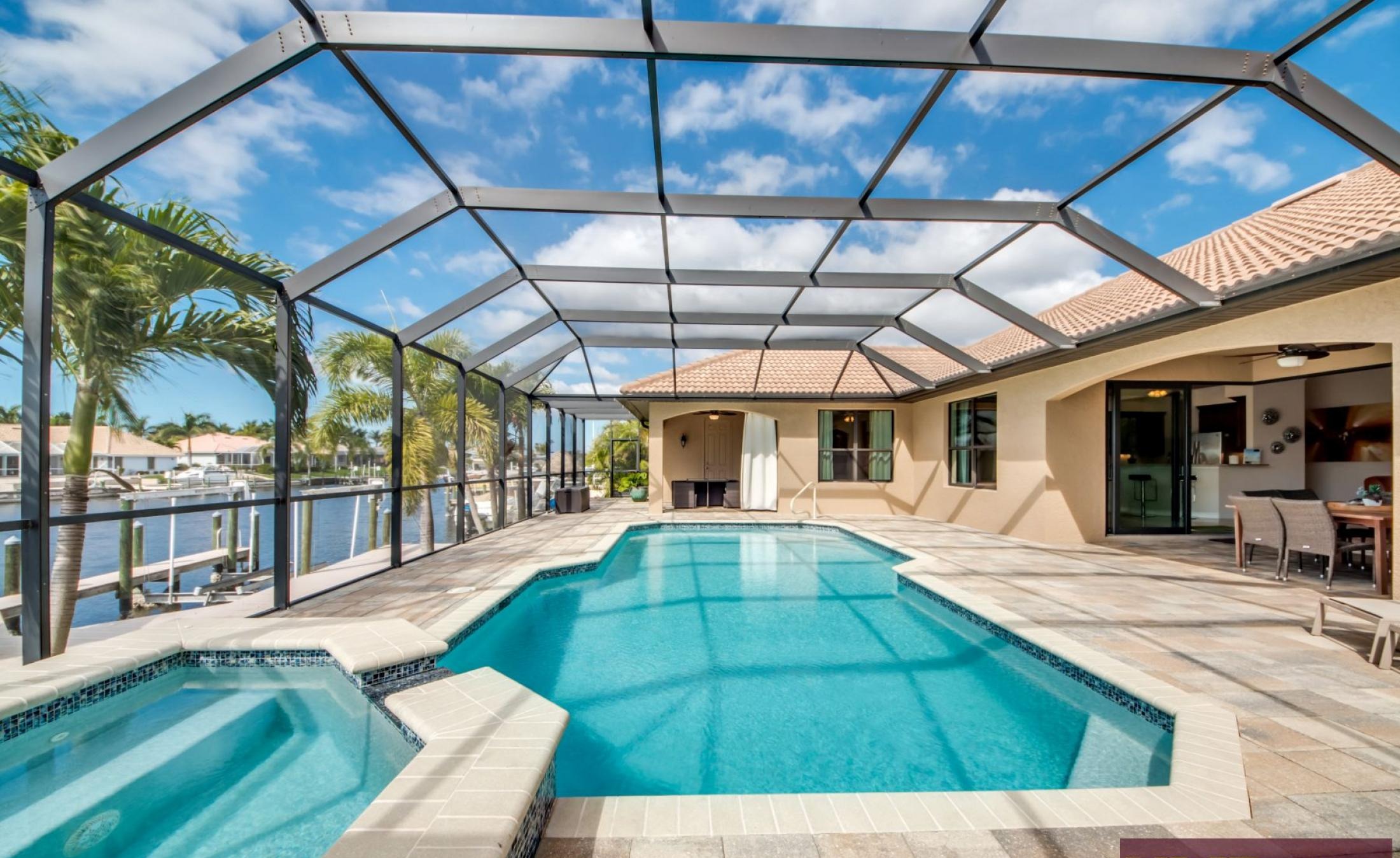 Beheizter Pool und Spa auf der Lanai mit Blick auf den Kanal und privatem Dock.