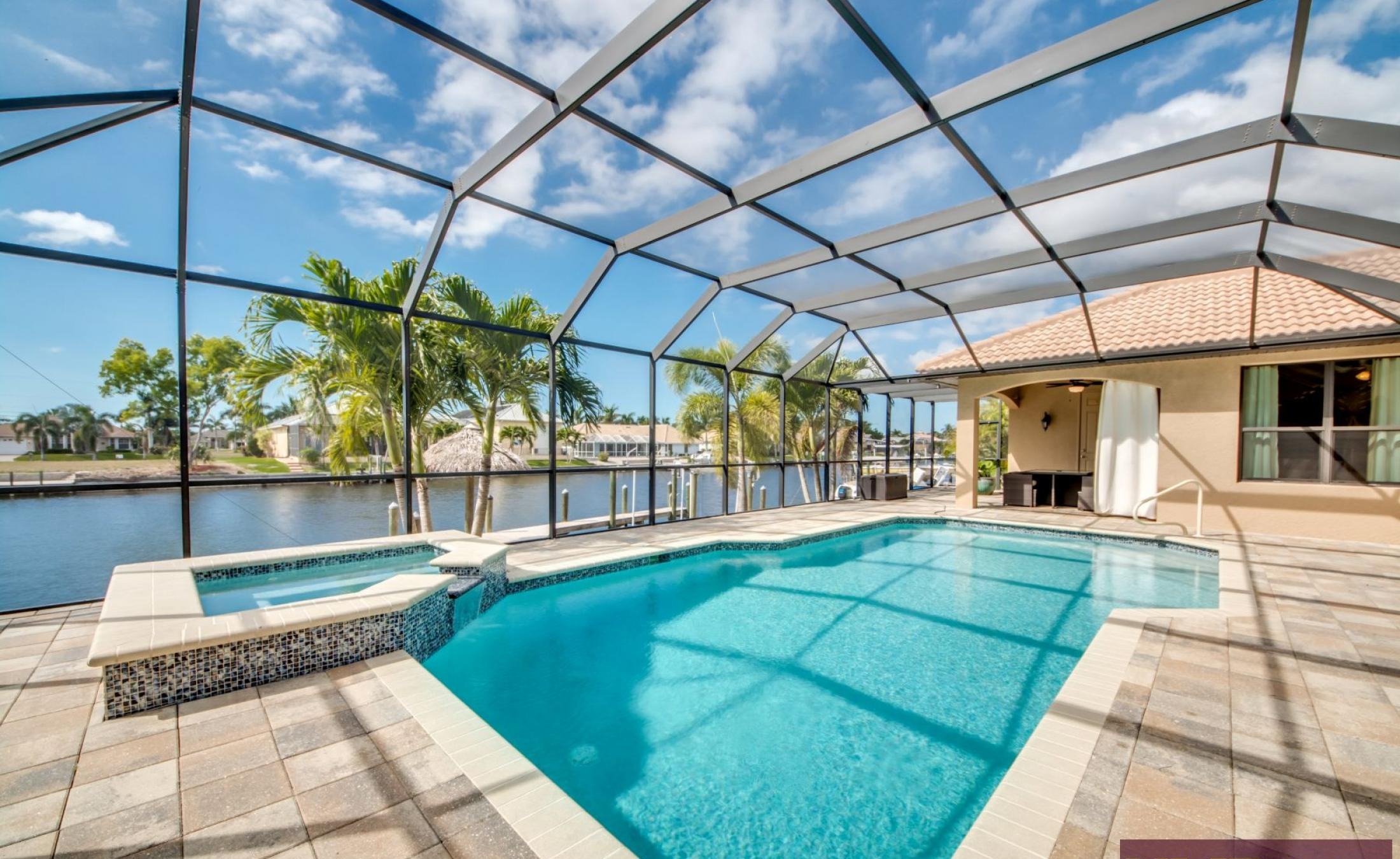 Westlich ausgerichtete Lanai mit beheiztem Pool und Spa am Kanal mit Bootsdock.