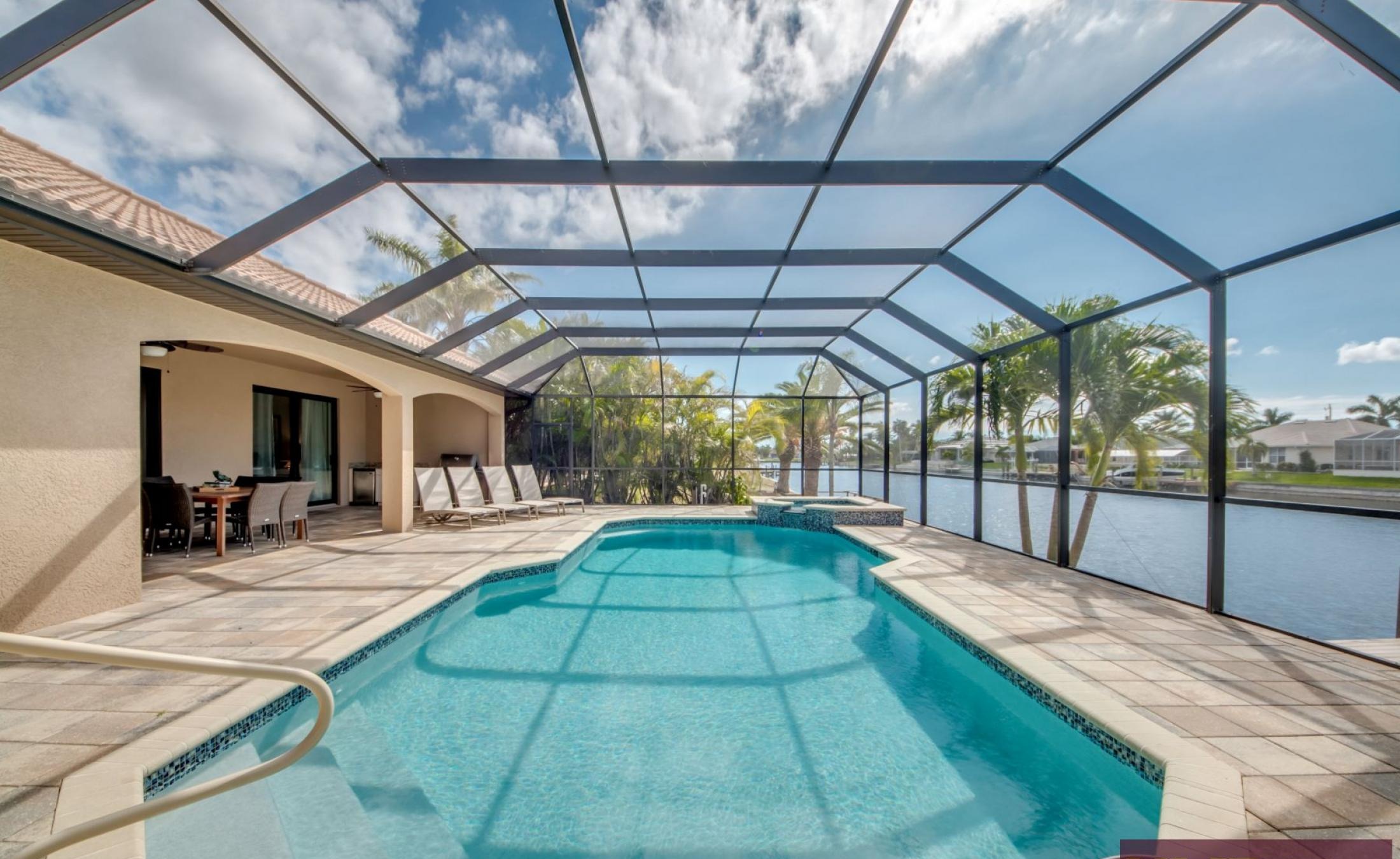 Beheizter Pool und Spa auf der Lanai mit Blick auf den Kanal und privatem Dock.