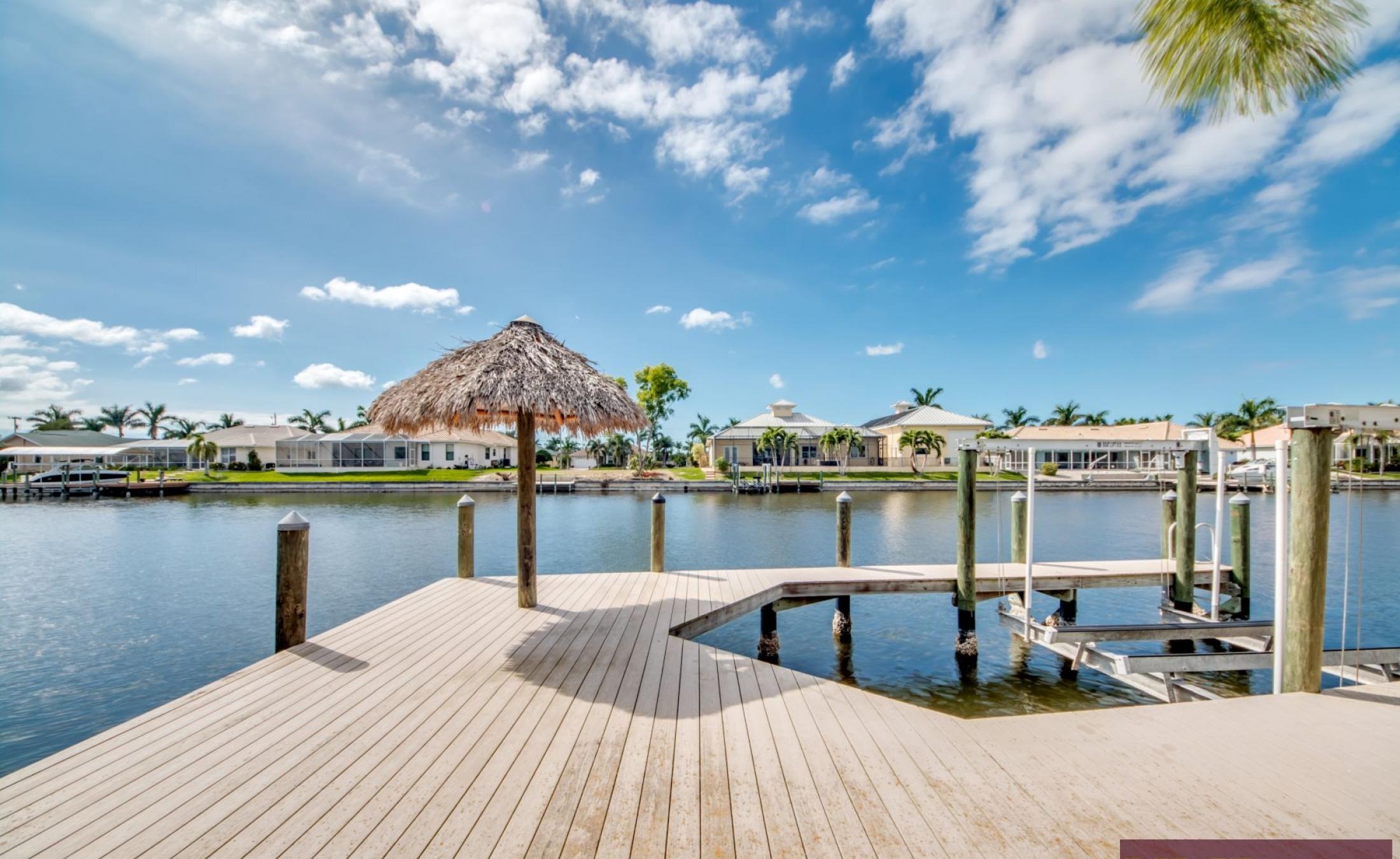 Beheizter Pool und Spa auf der Lanai mit Blick auf den Kanal und privatem Bootssteg.