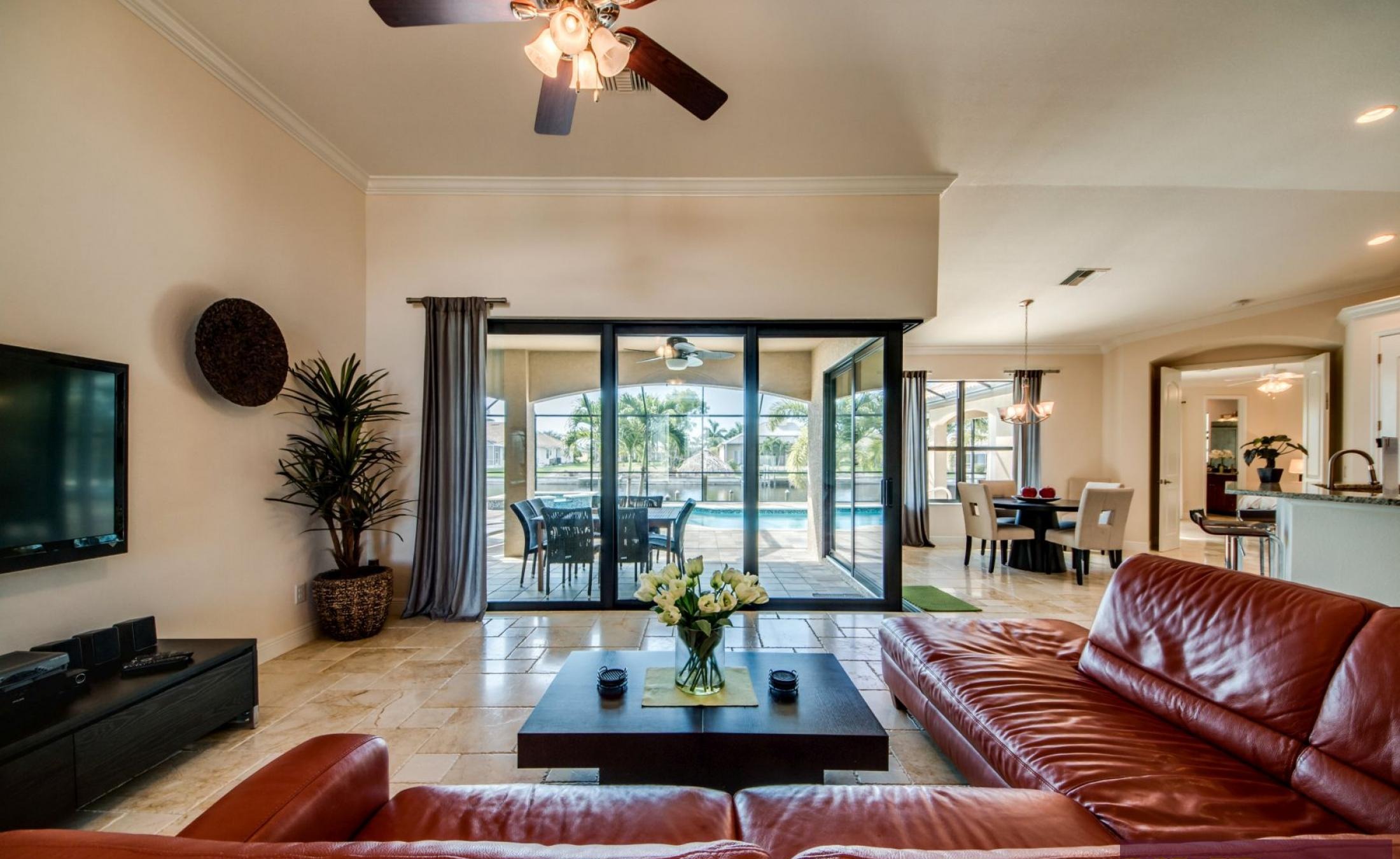 Westlich ausgerichtete Lanai mit beheiztem Pool und Spa am Kanal.