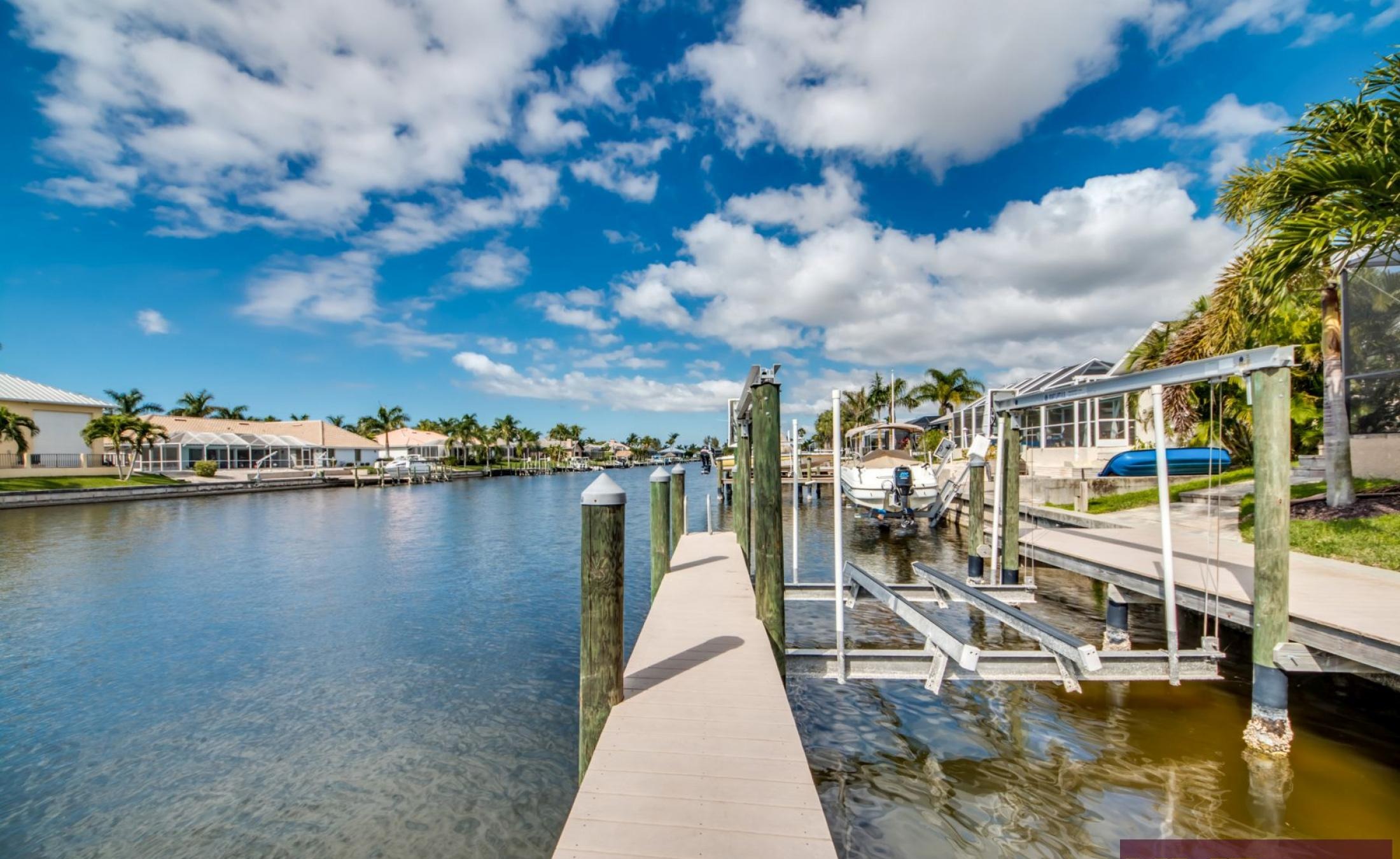 Beheizter Pool und Spa auf der Lanai mit Blick auf den Kanal und privatem Bootssteg.