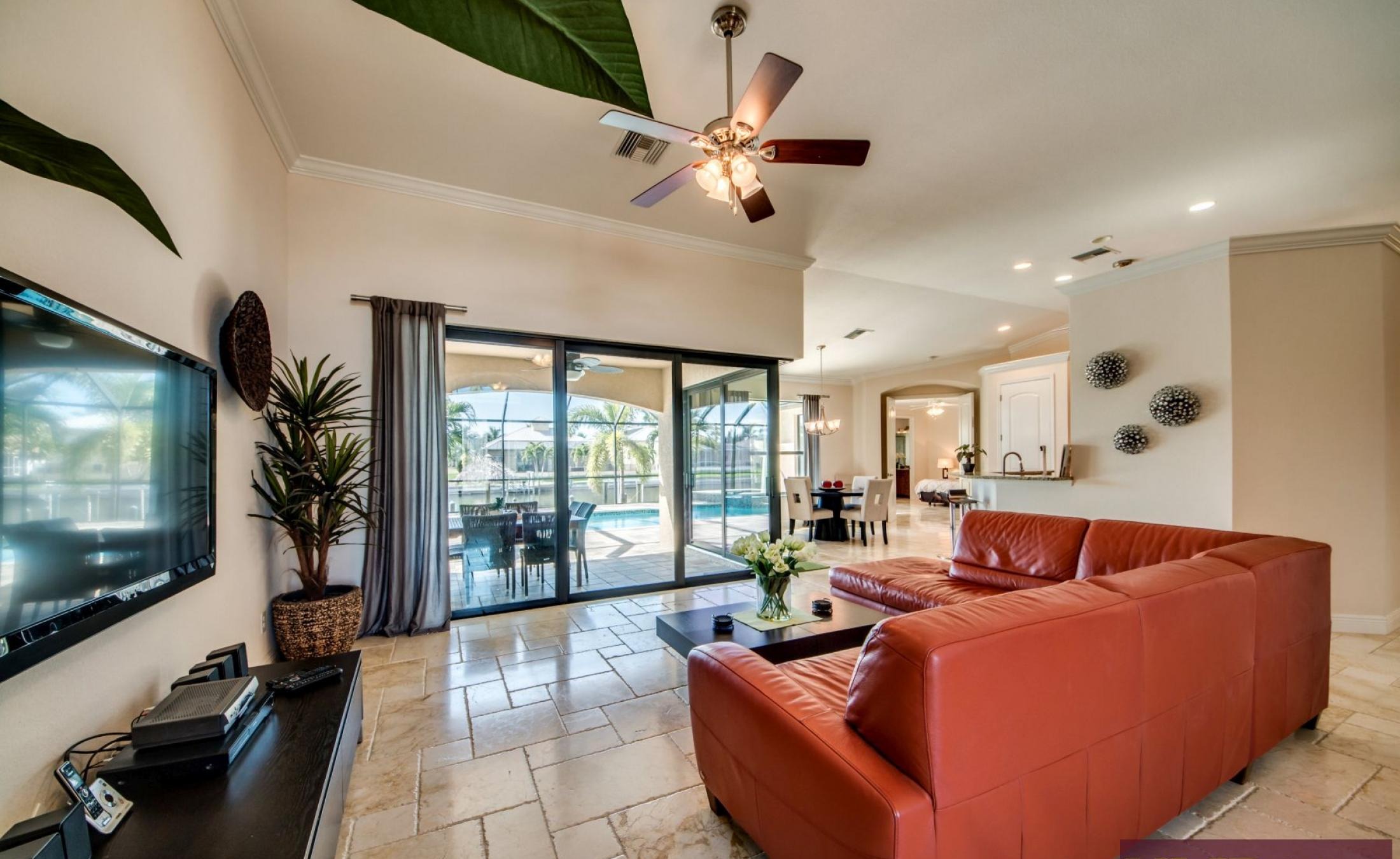 Beheizter Pool und Spa auf der Lanai mit Blick auf den Kanal.