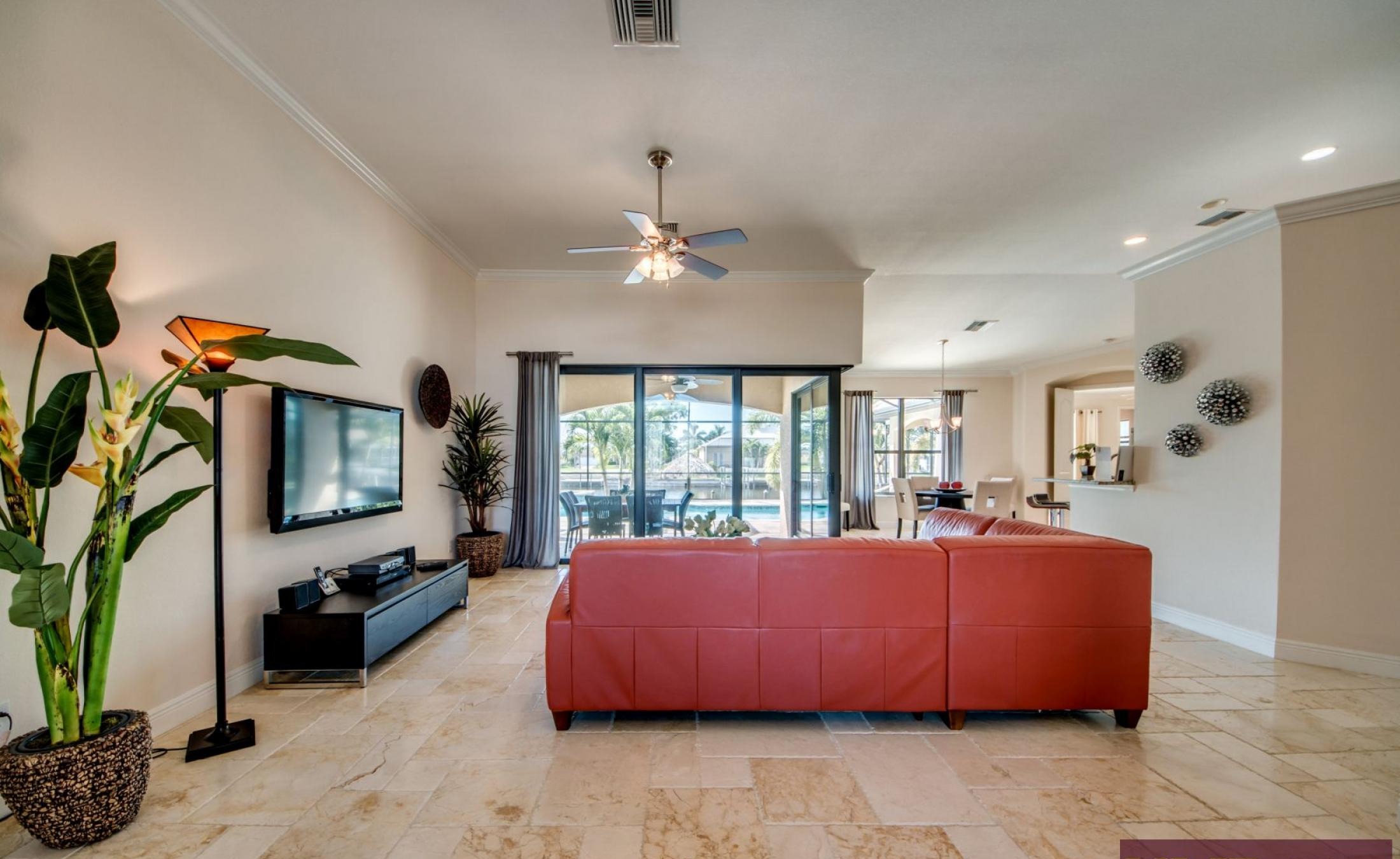 Westlich ausgerichtete Lanai mit beheiztem Pool und Spa am Kanal.