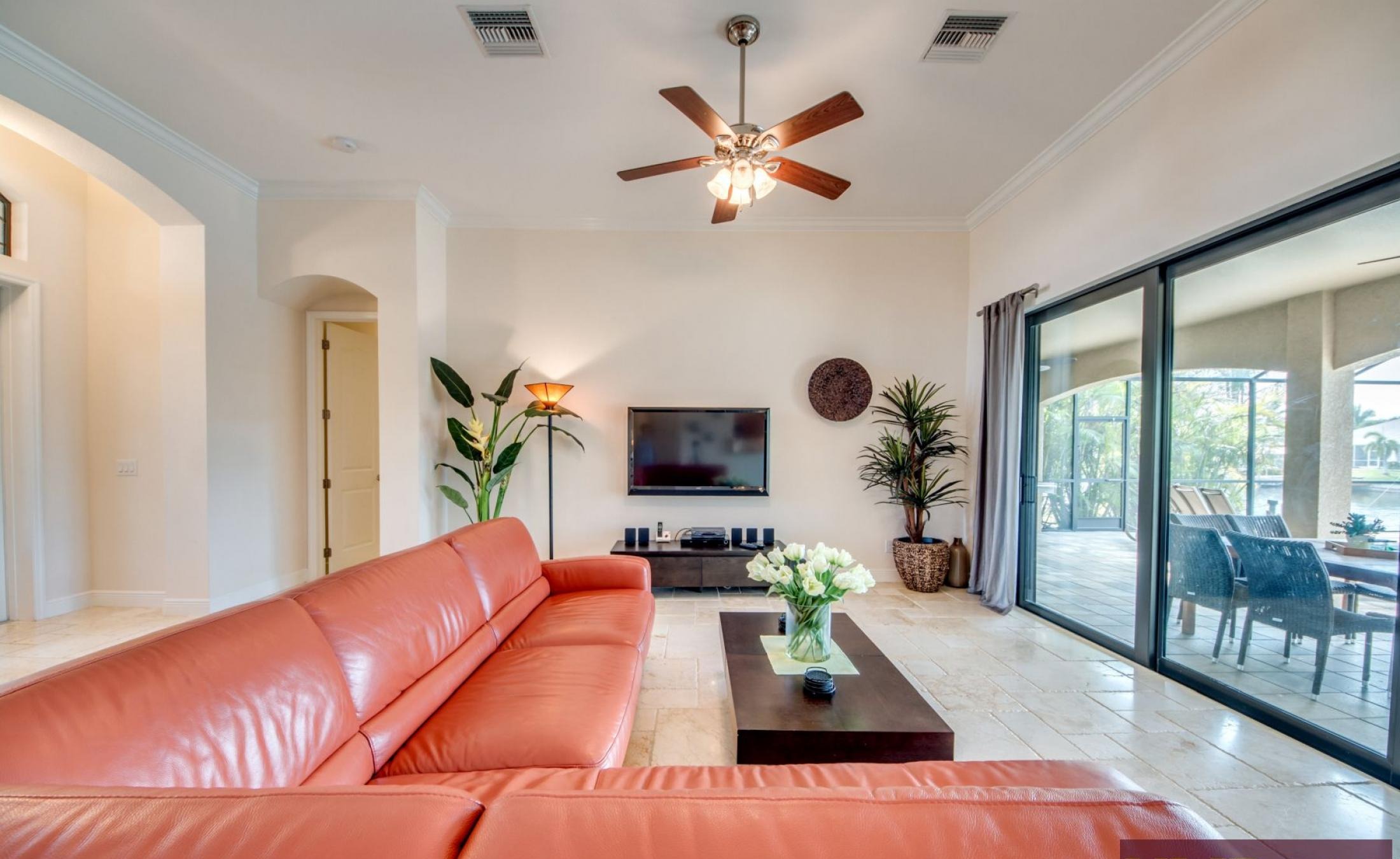 Beheizter Pool und Spa auf der Lanai mit Blick auf den Kanal und privatem Bootsdock.