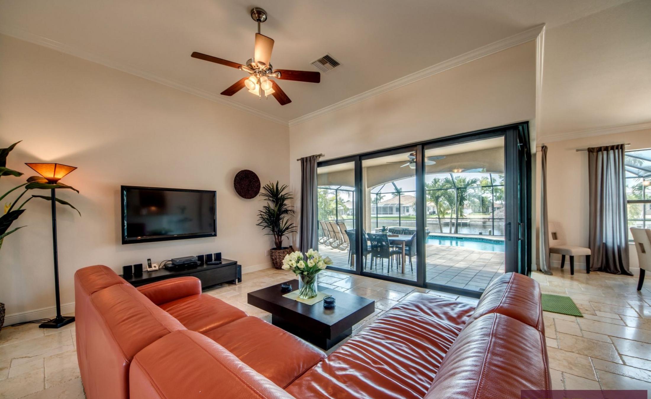 Beheizter Pool und Spa auf der Lanai mit Blick auf den Kanal.