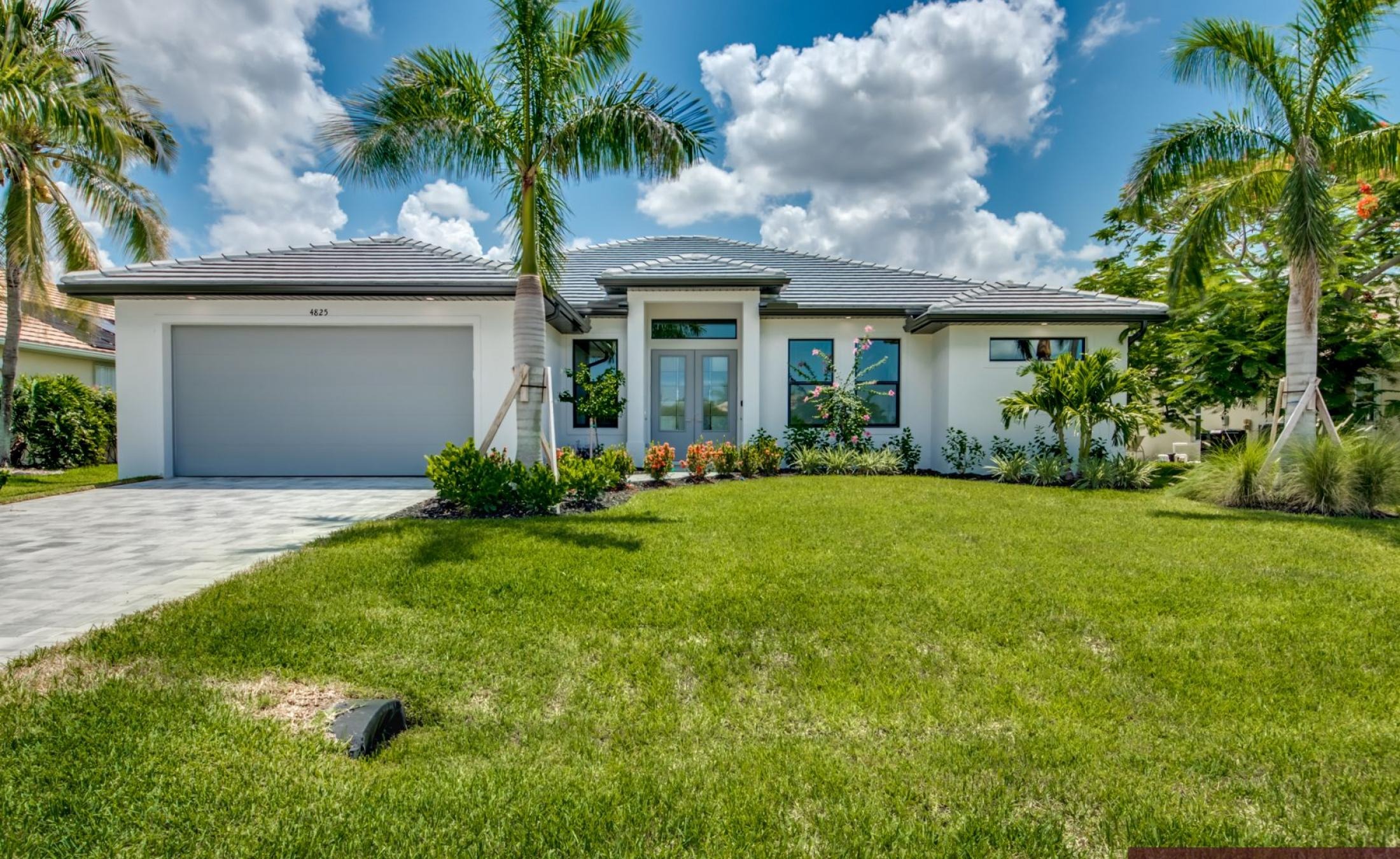 Moderne Villa am Kanal mit privatem Pool und Spa.