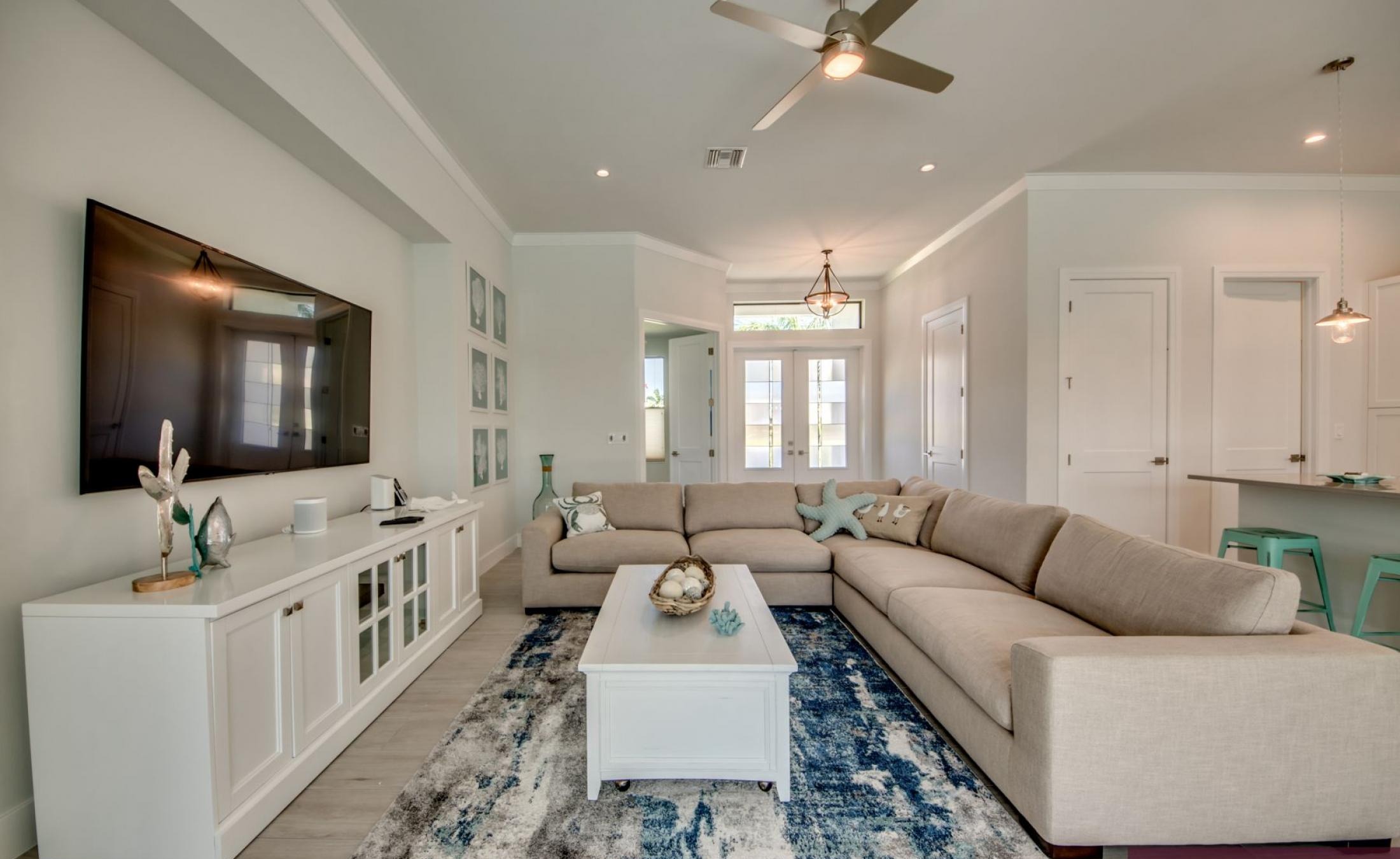 Moderne Villa am Kanal mit privatem Bootsdock, Bootslift sowie Pool und Spa.